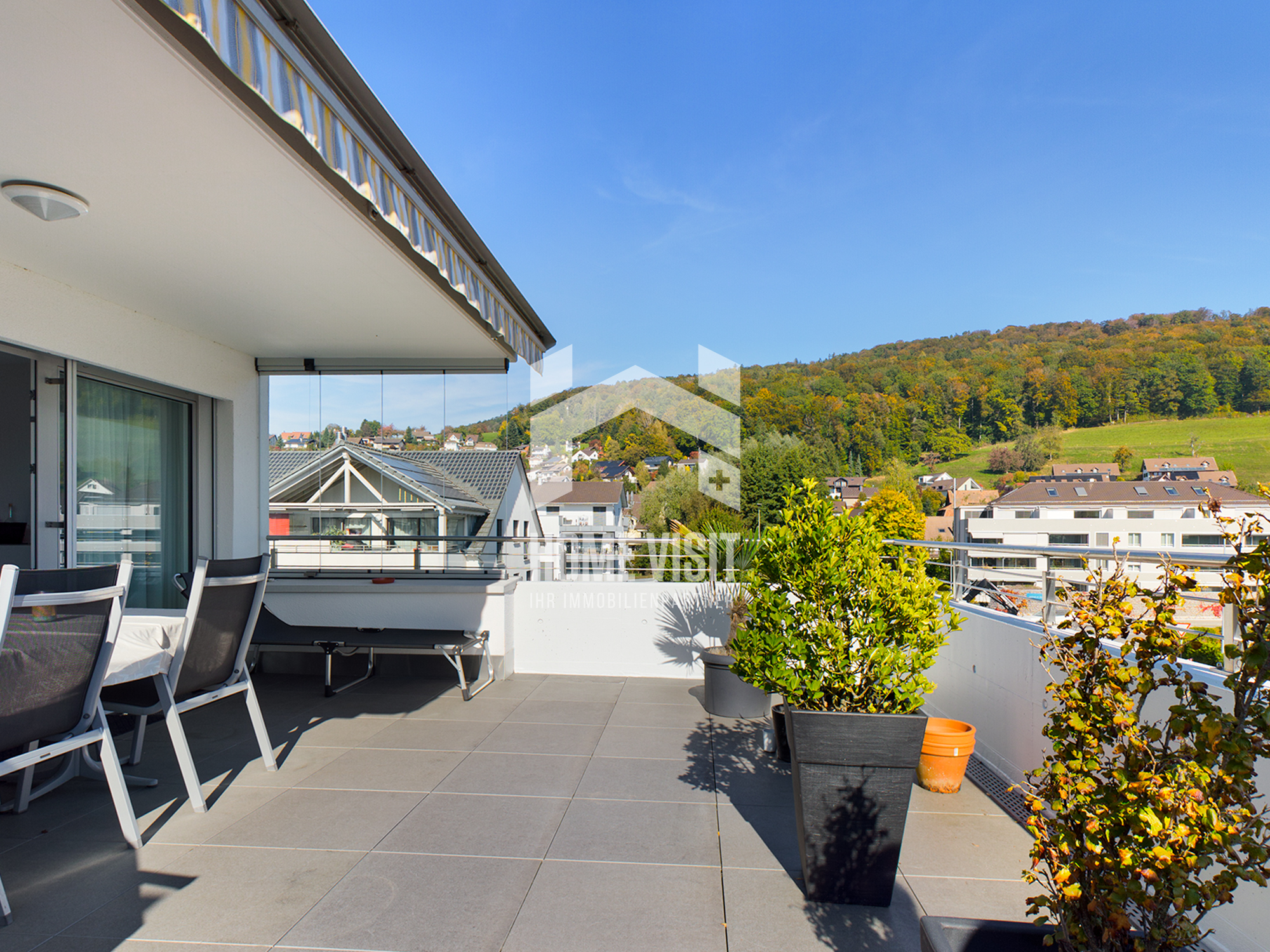 Große Dachterrasse mit Bergblick
