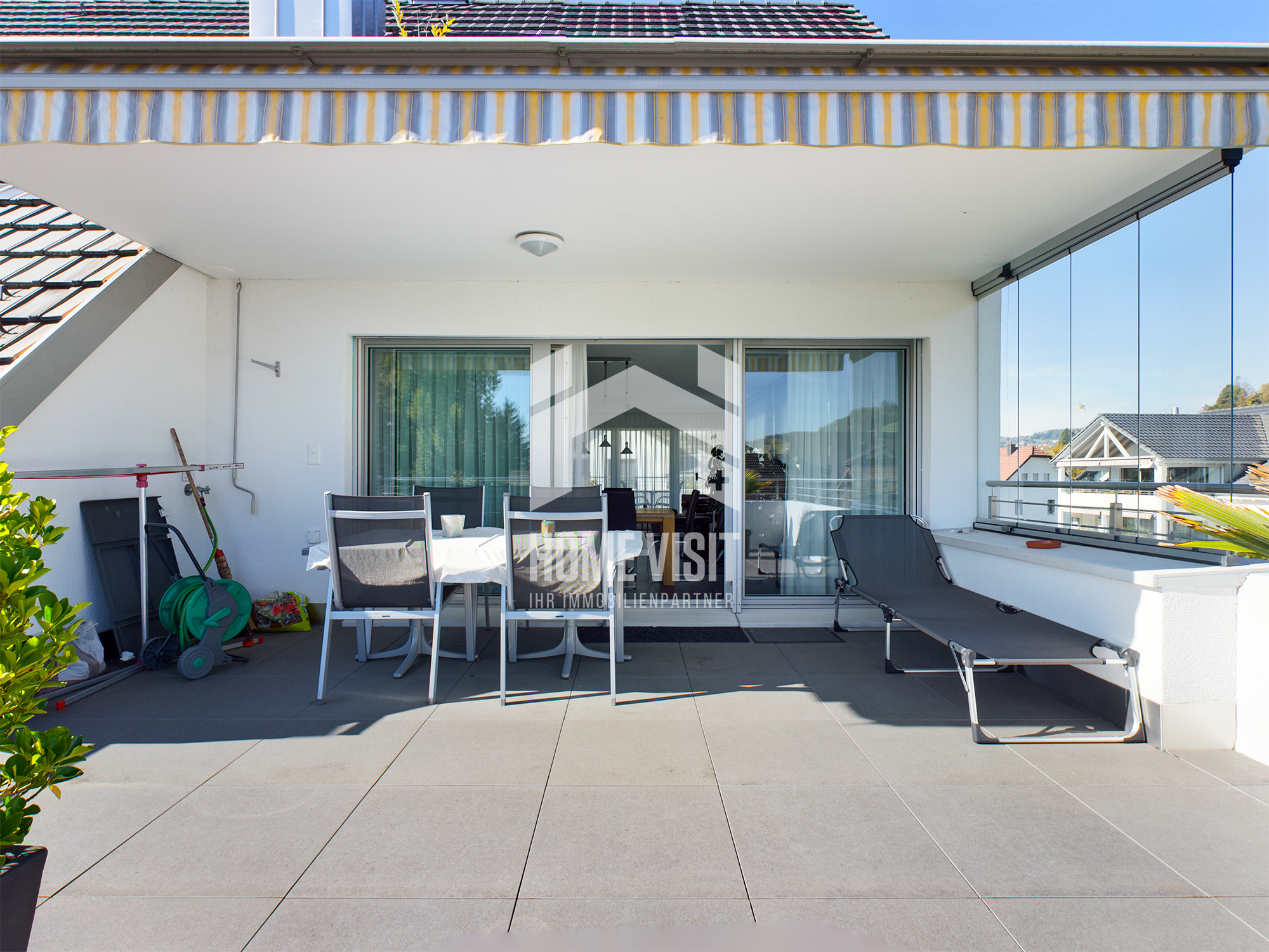 Überdachte Dachterrasse mit Sitzgruppe