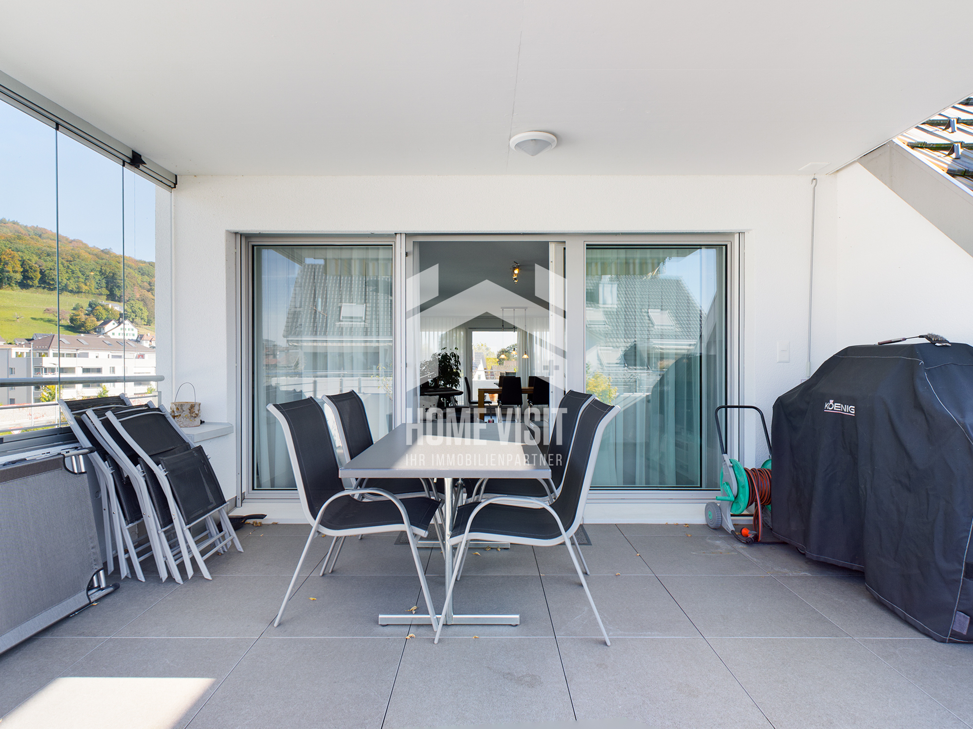 Überdachter Balkon mit Sitzgruppe