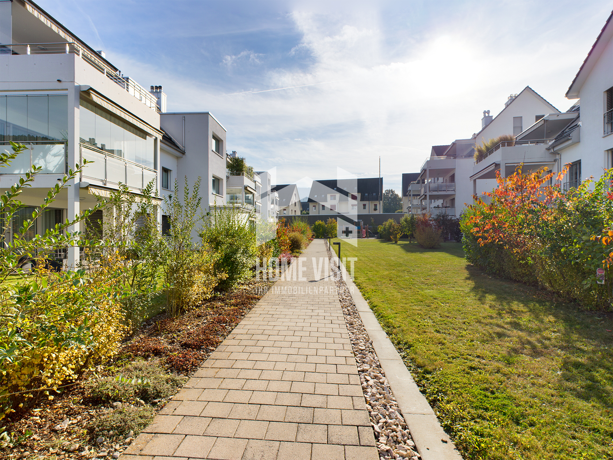 Außenansicht einer modernen Wohnanlage mit Gartenweg