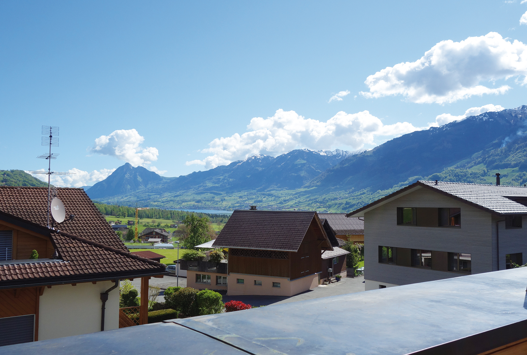Berg- und Seeblick von einem Gebäude aus