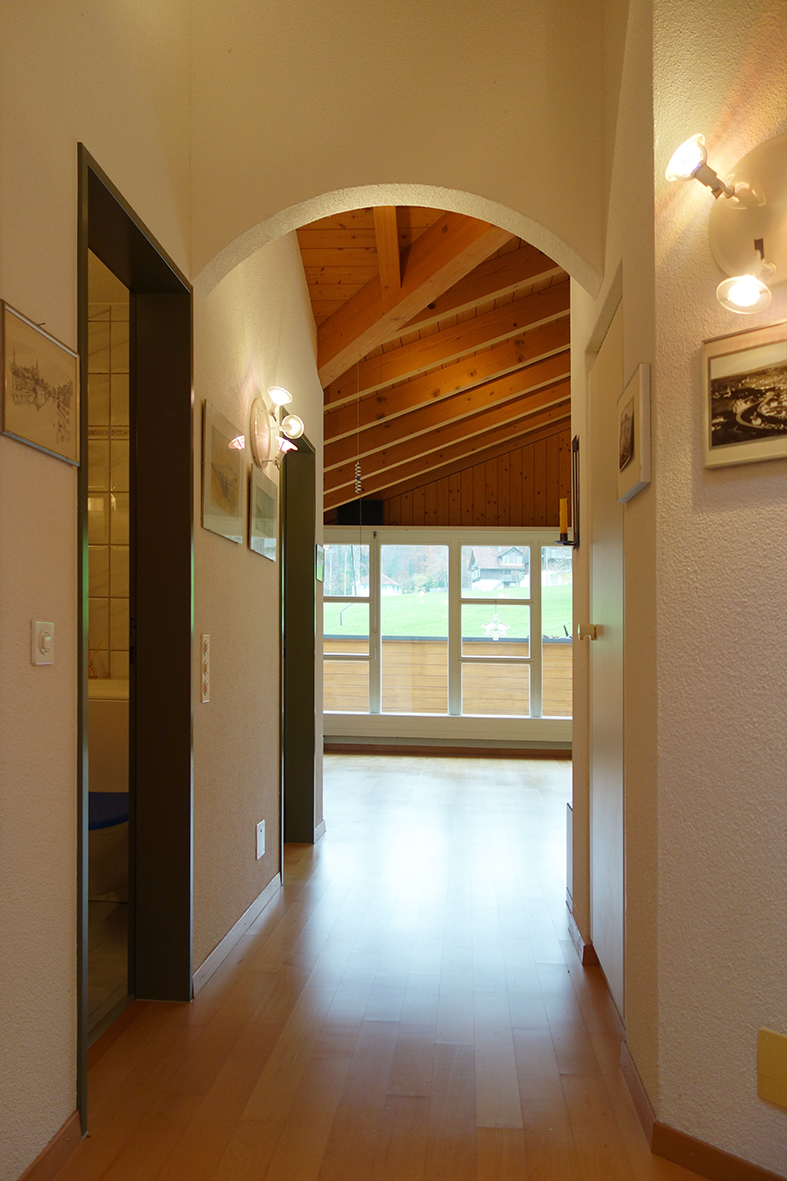 Heller Flur mit Blick in einen offenen Wohnraum