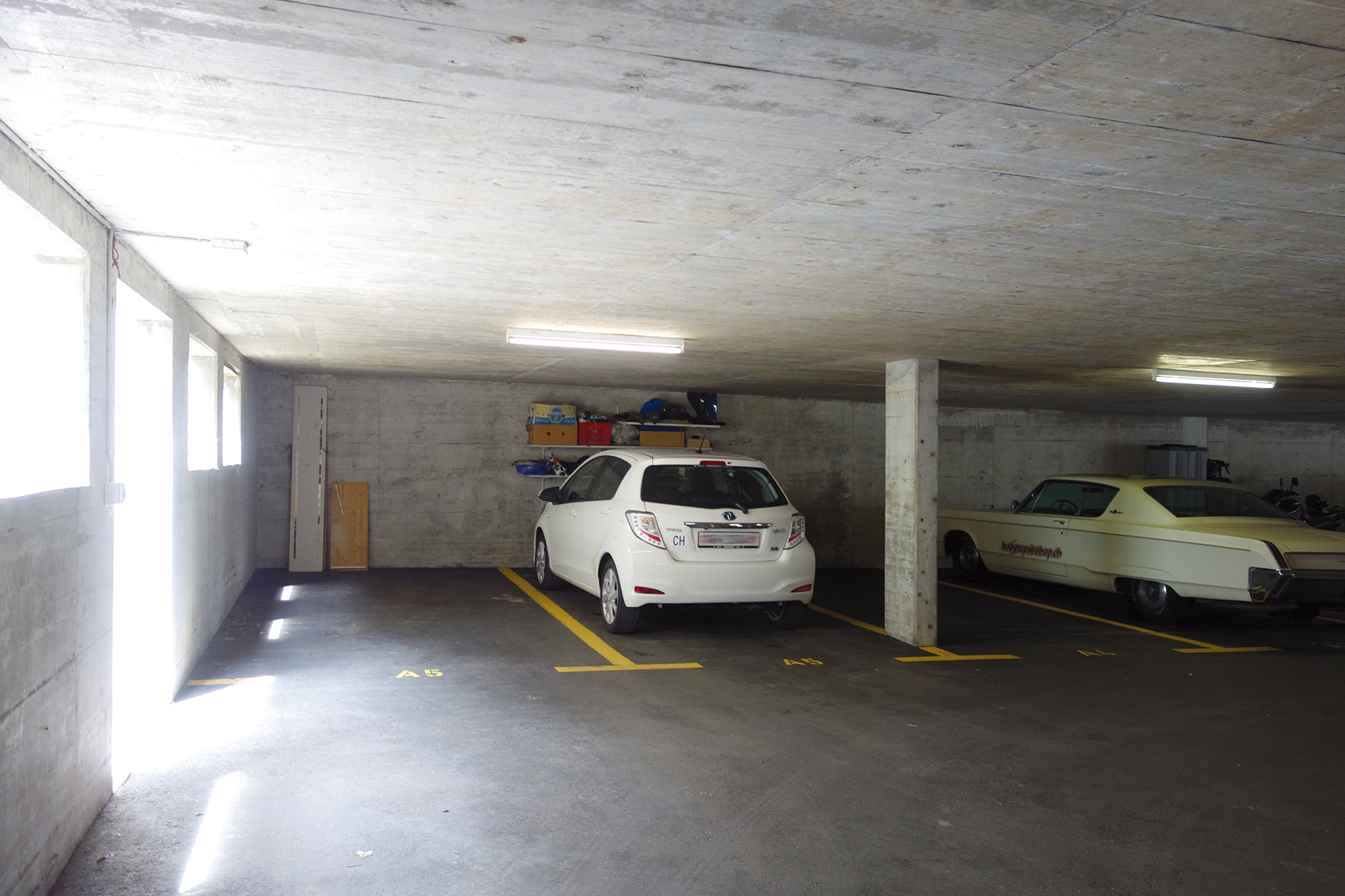 Tiefgarage mit zwei geparkten Fahrzeugen