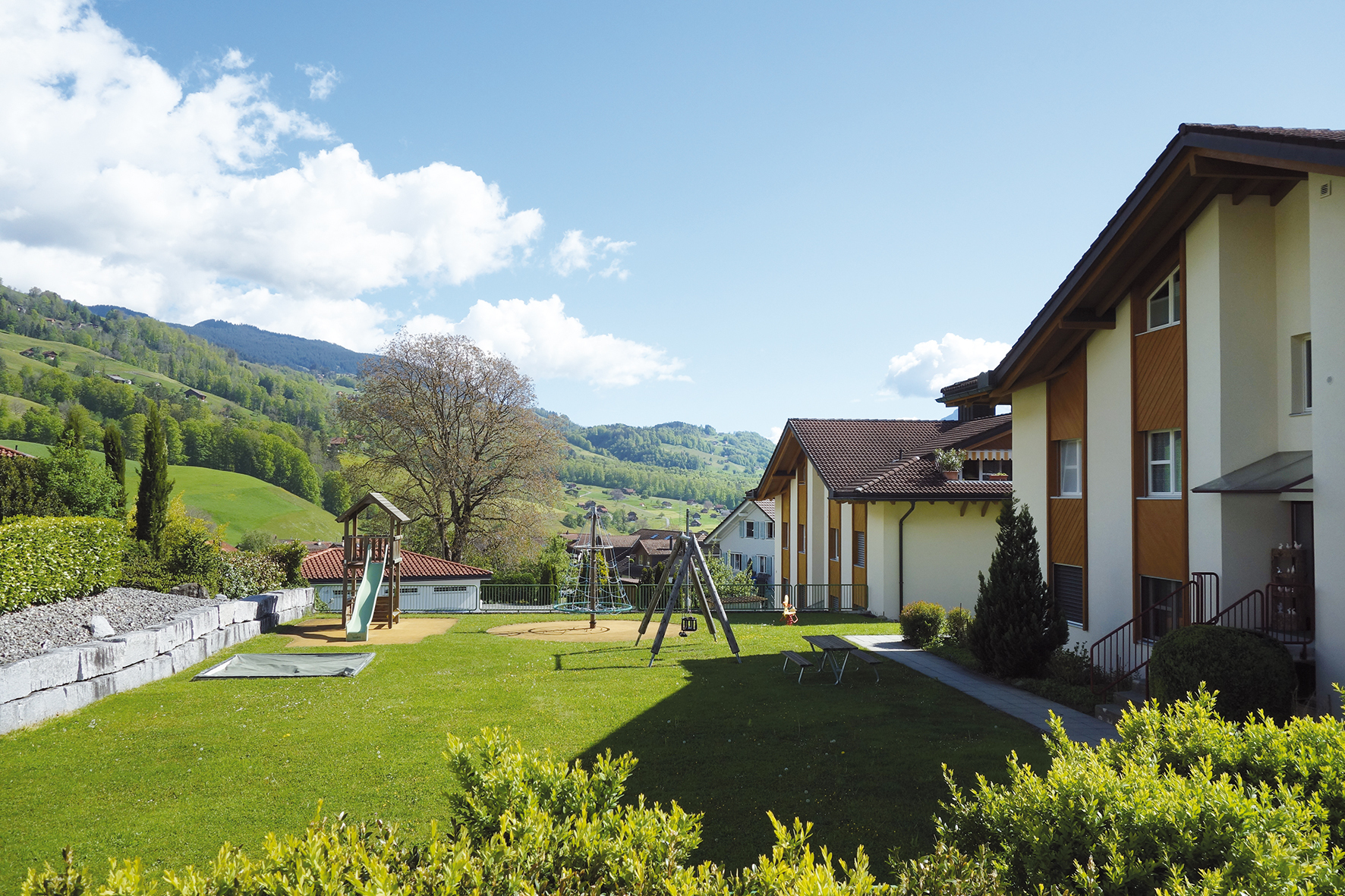 Garten mit Spielbereich und Alpenblick