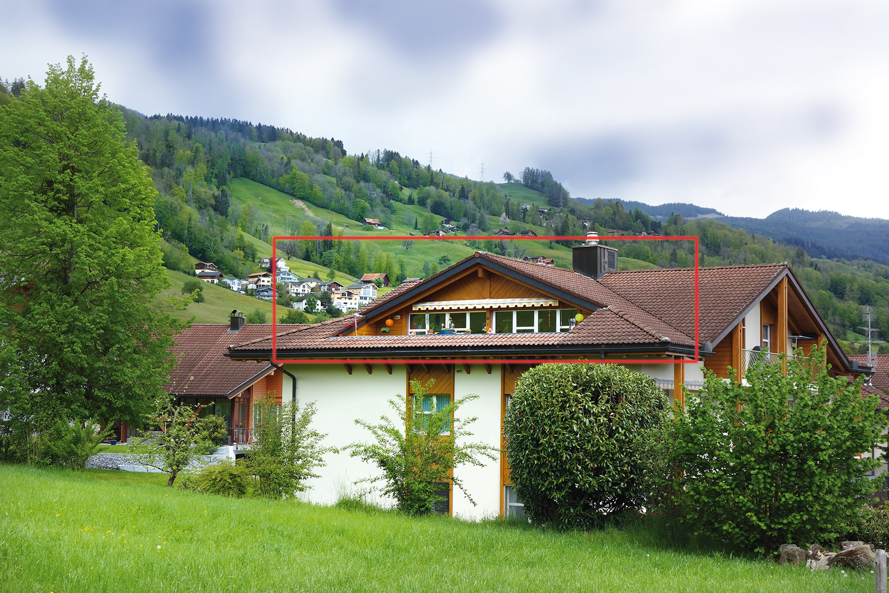Alpenhaus mit Satteldach und Talblick