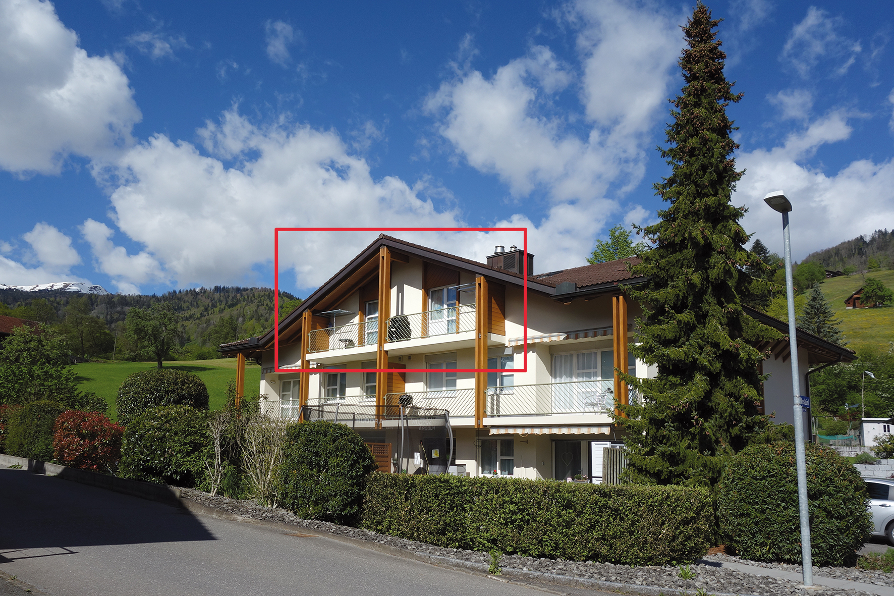 Alpenhaus mit Balkonen