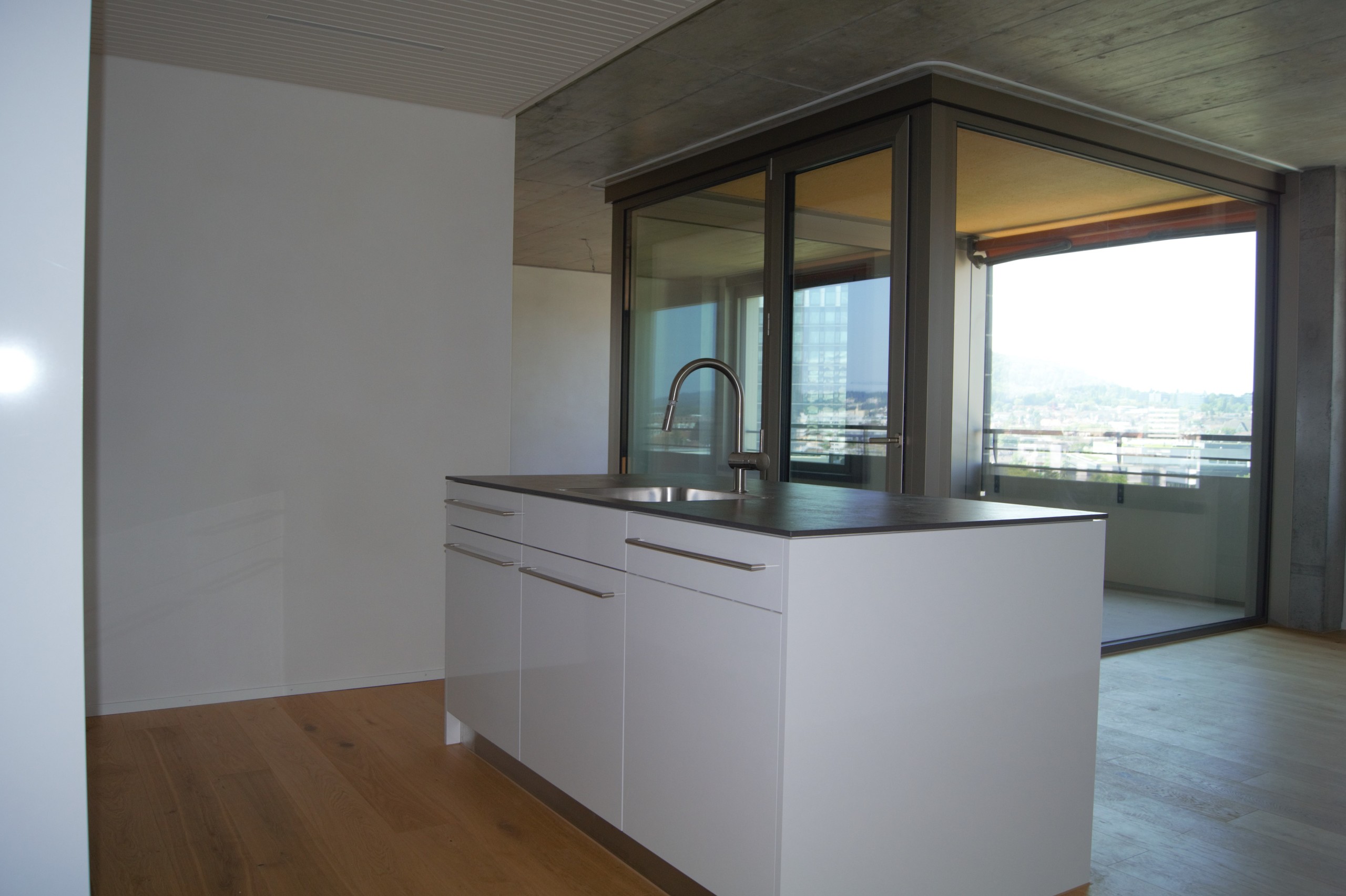 Moderne Küche mit Insel und großem Fensterblick