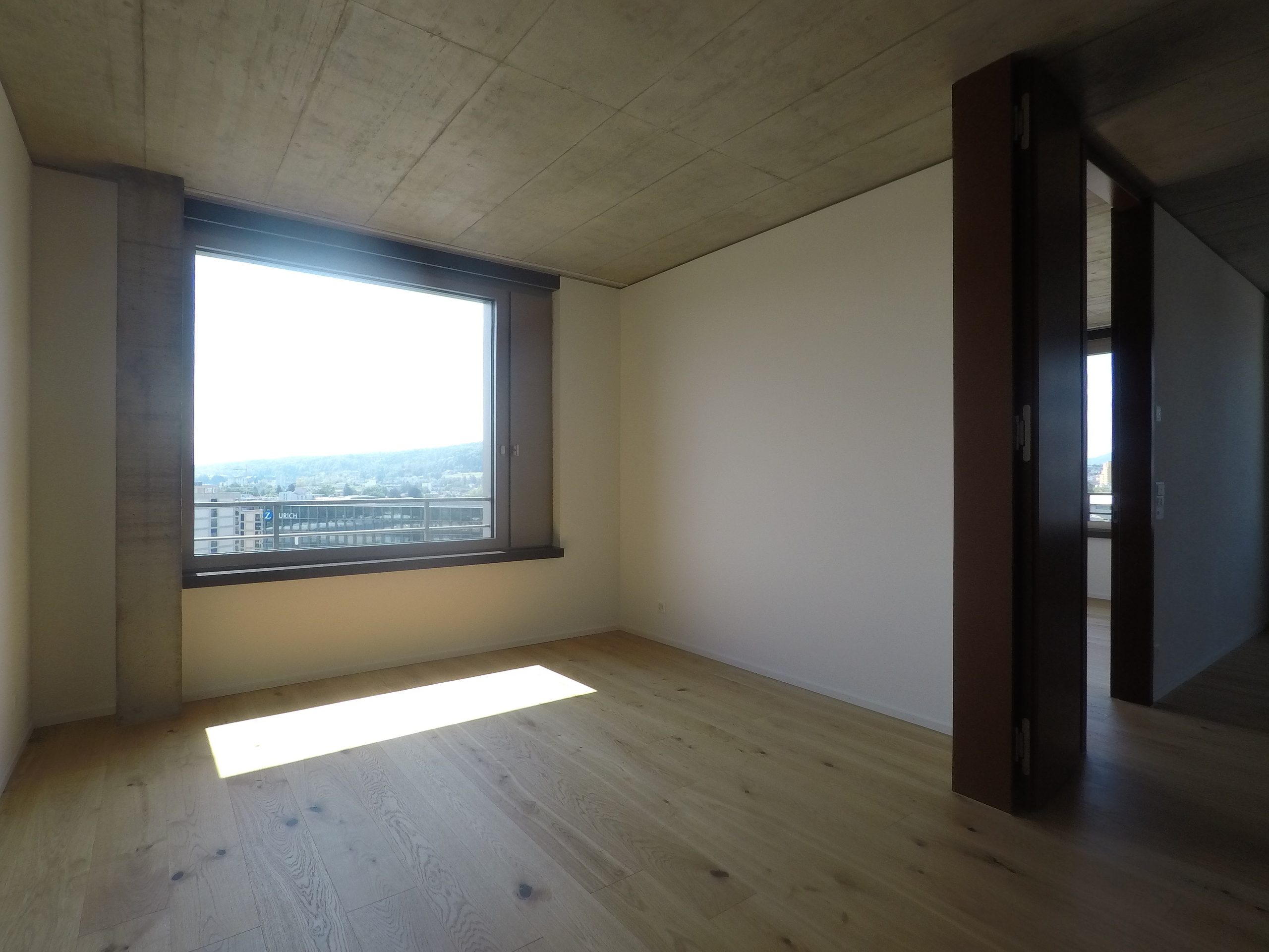 Leerer moderner Wohnraum mit Ausblick