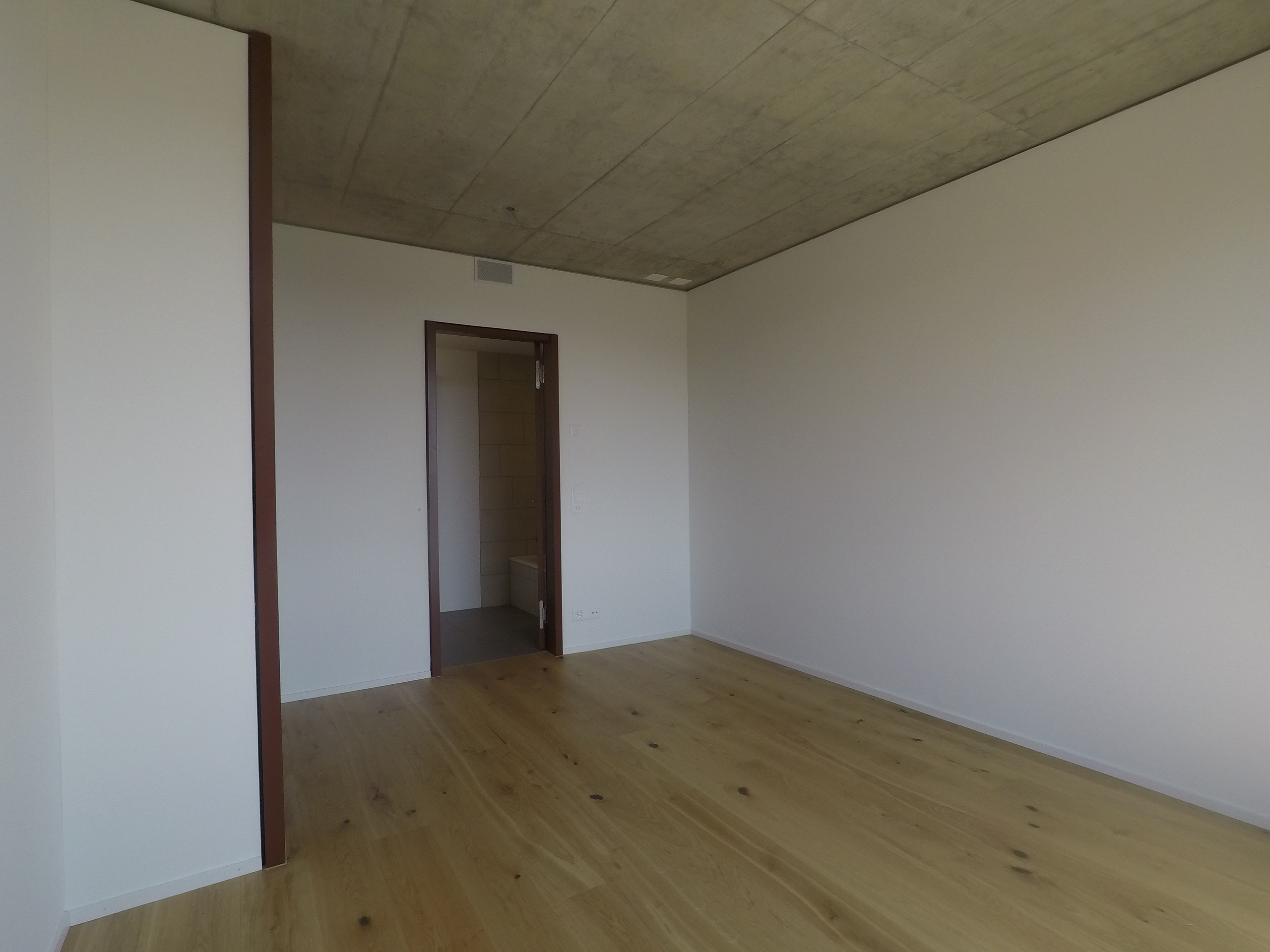 Leerer moderner Raum mit Holzboden