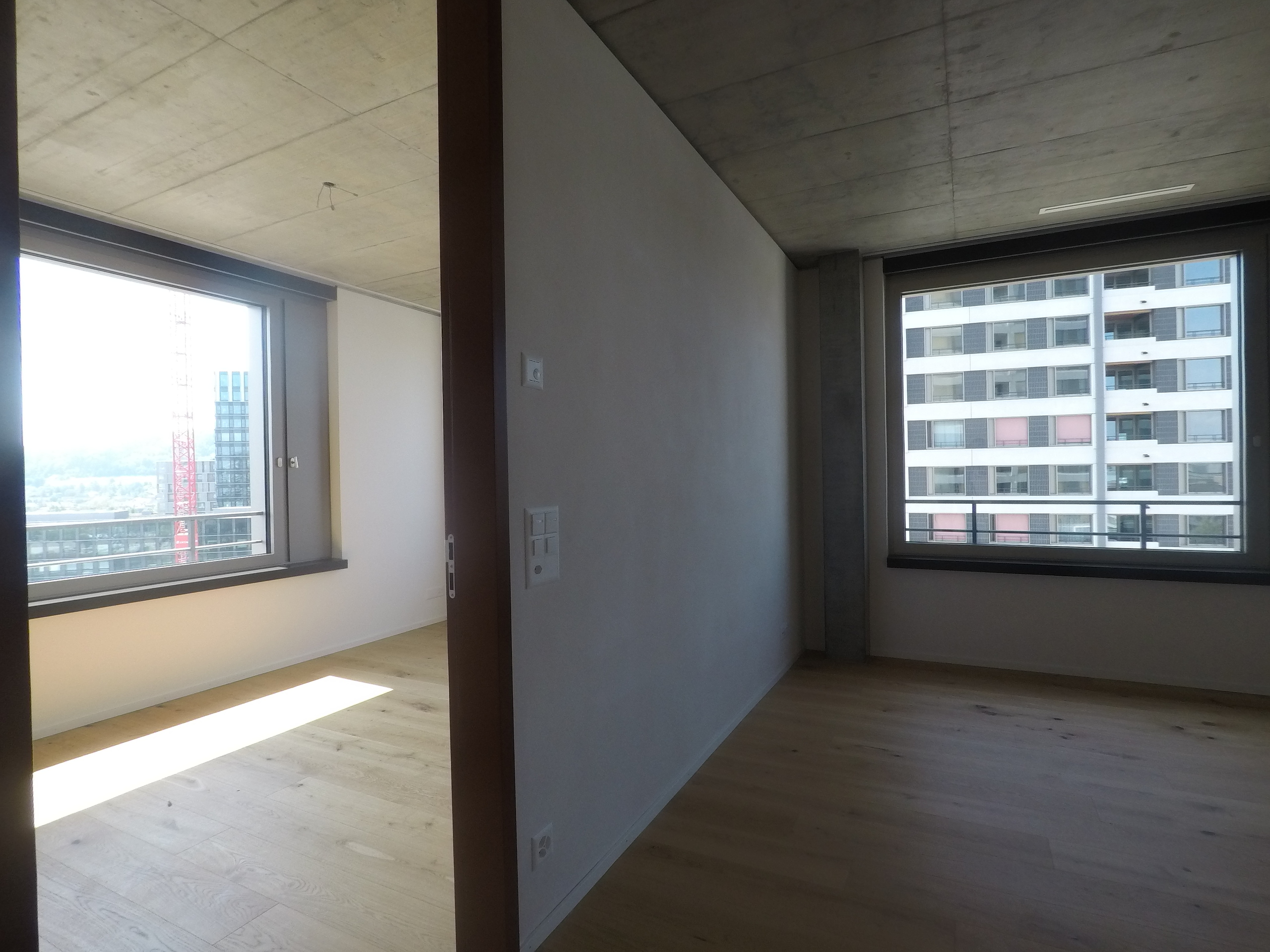 Helle Neubauwohnung mit Blick ins Grüne und Nachbargebäude