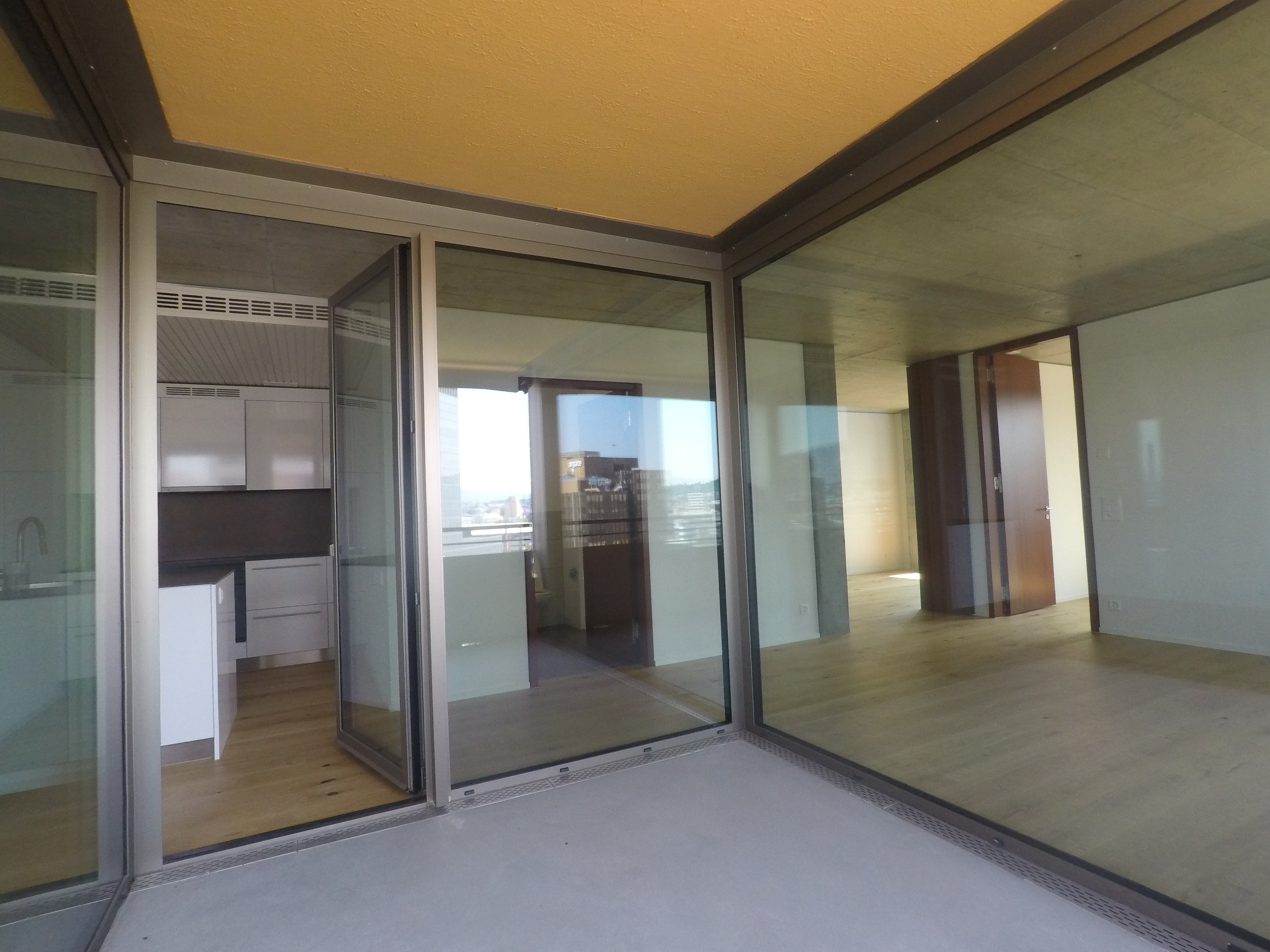 Verglaster Balkon mit Blick in die angrenzende Wohnung