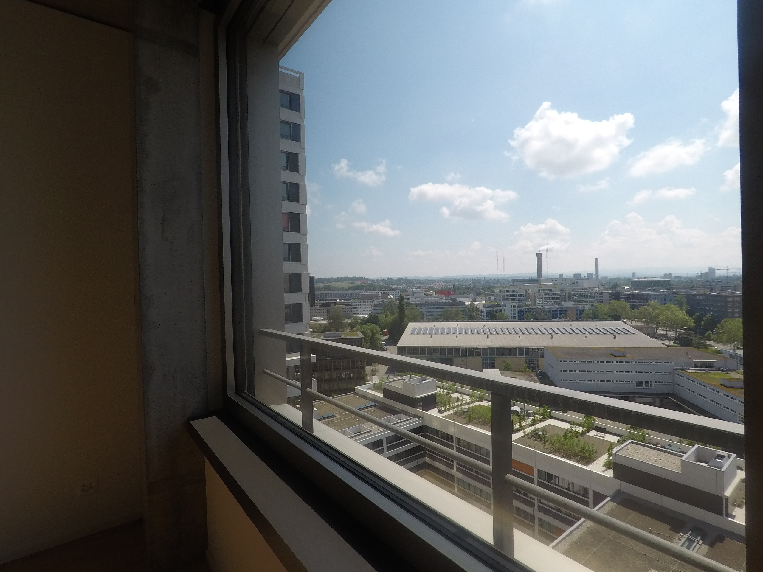 Stadtblick durch ein großes Fenster