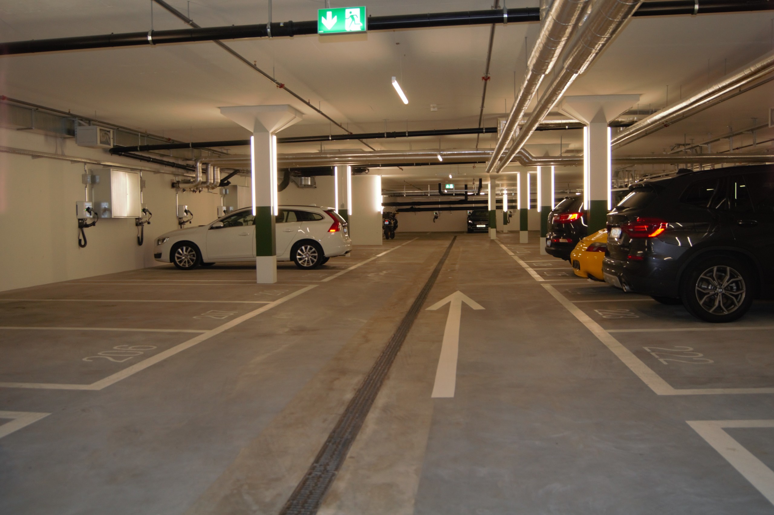 Tiefgarage mit Stellplätzen und Ladepunkten