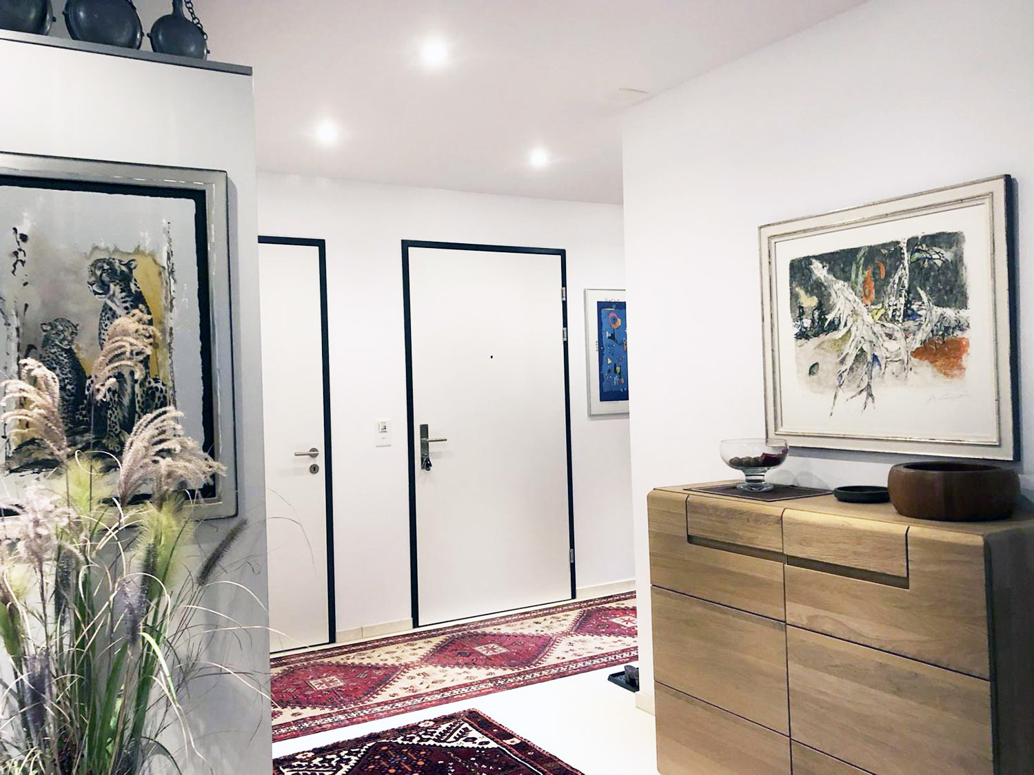 Moderner Flur mit Kunst und Sideboard