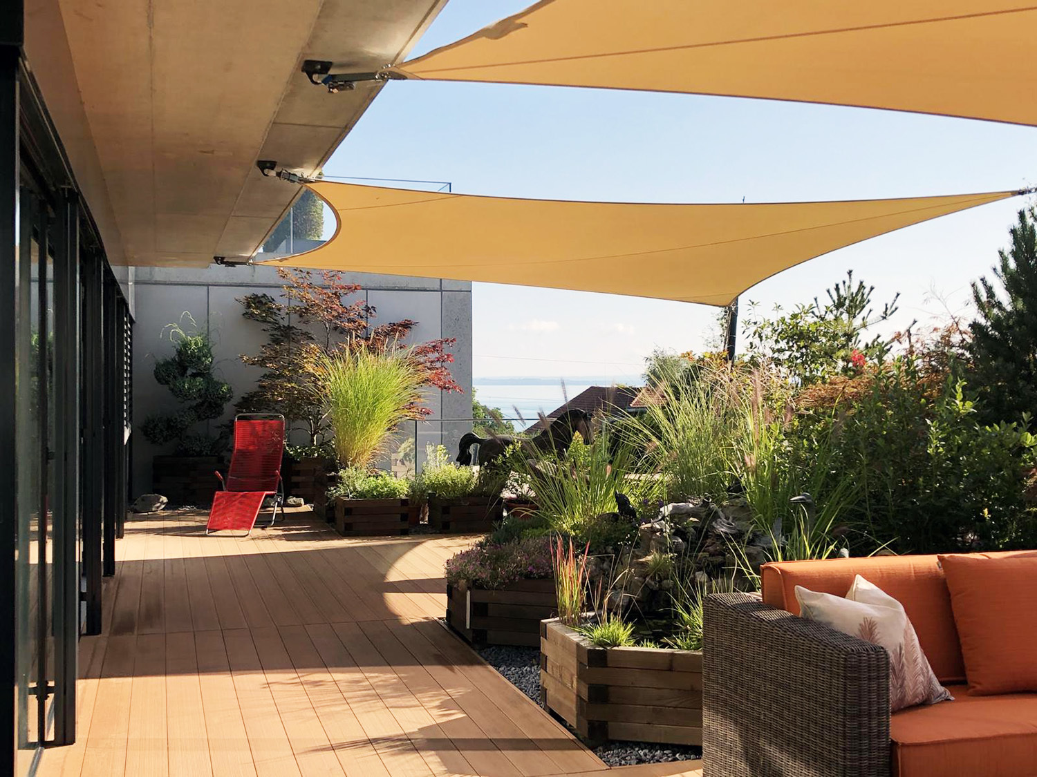 Dachterrasse mit Sonnensegeln