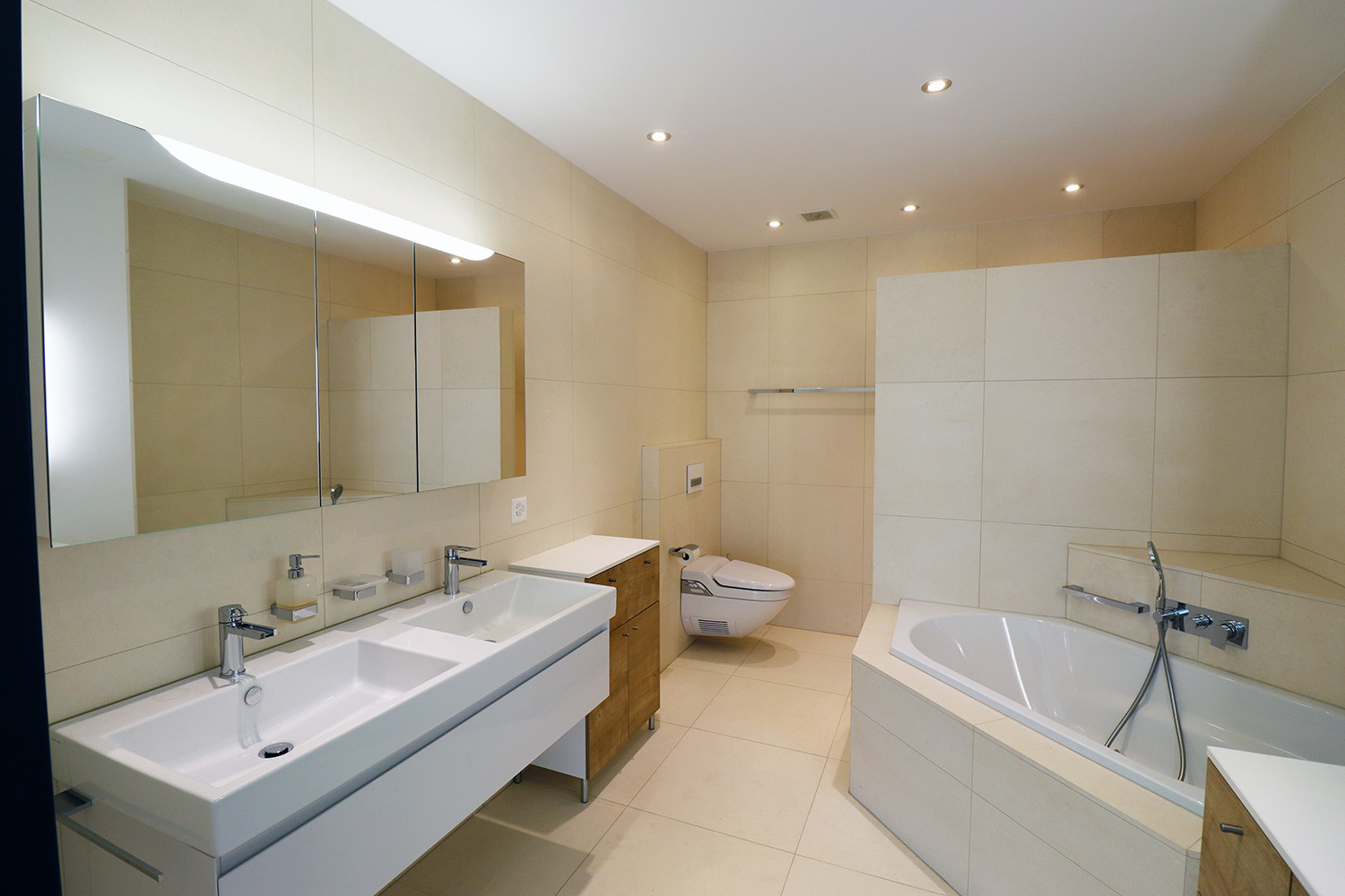 Modernes Badezimmer mit Doppelwaschbecken und Wanne