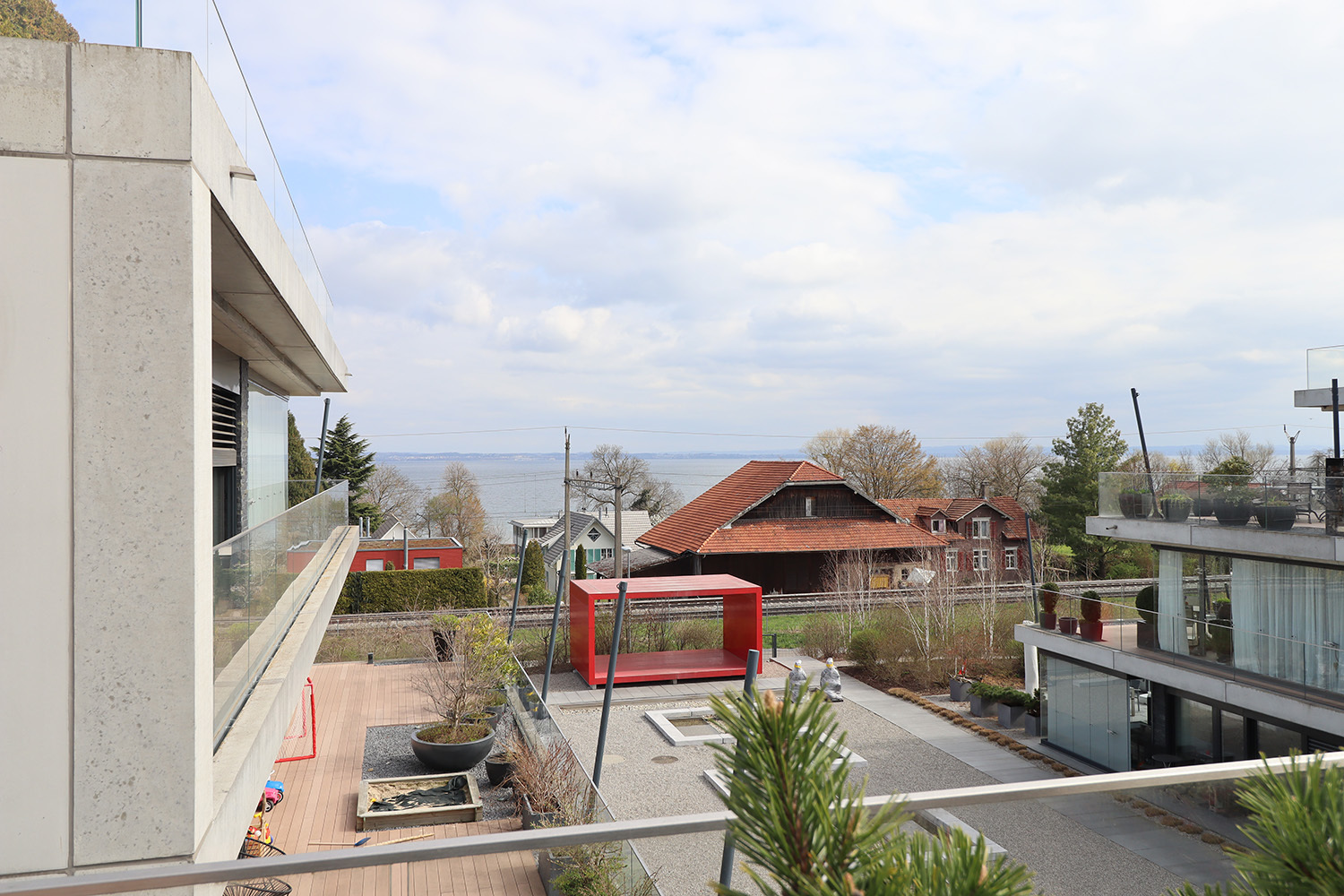 Blick vom Balkon auf Innenhof und See