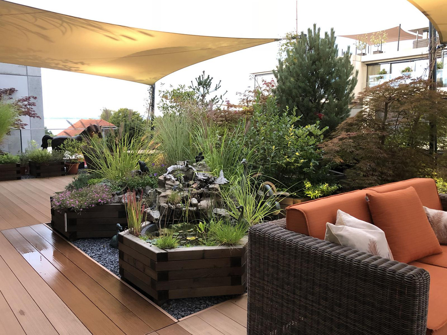 Dachterrasse mit Pflanzbeeten und Sitzbereich