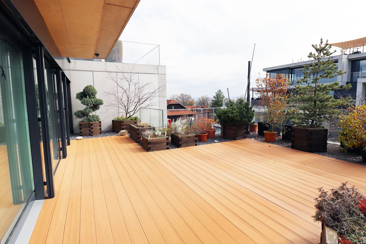 Dachterrasse mit Holzdeck und Pflanzkübeln