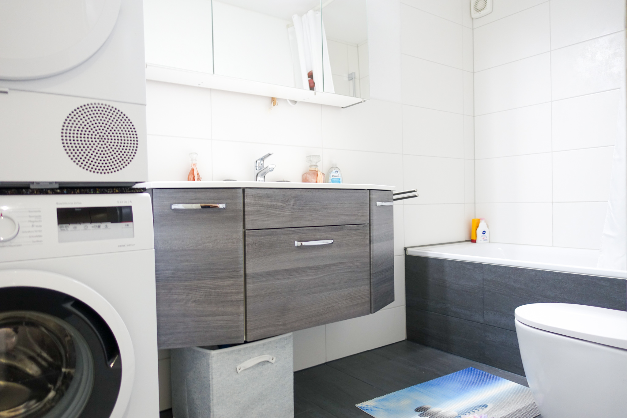 Modernes Badezimmer mit Waschmaschine und Waschtisch