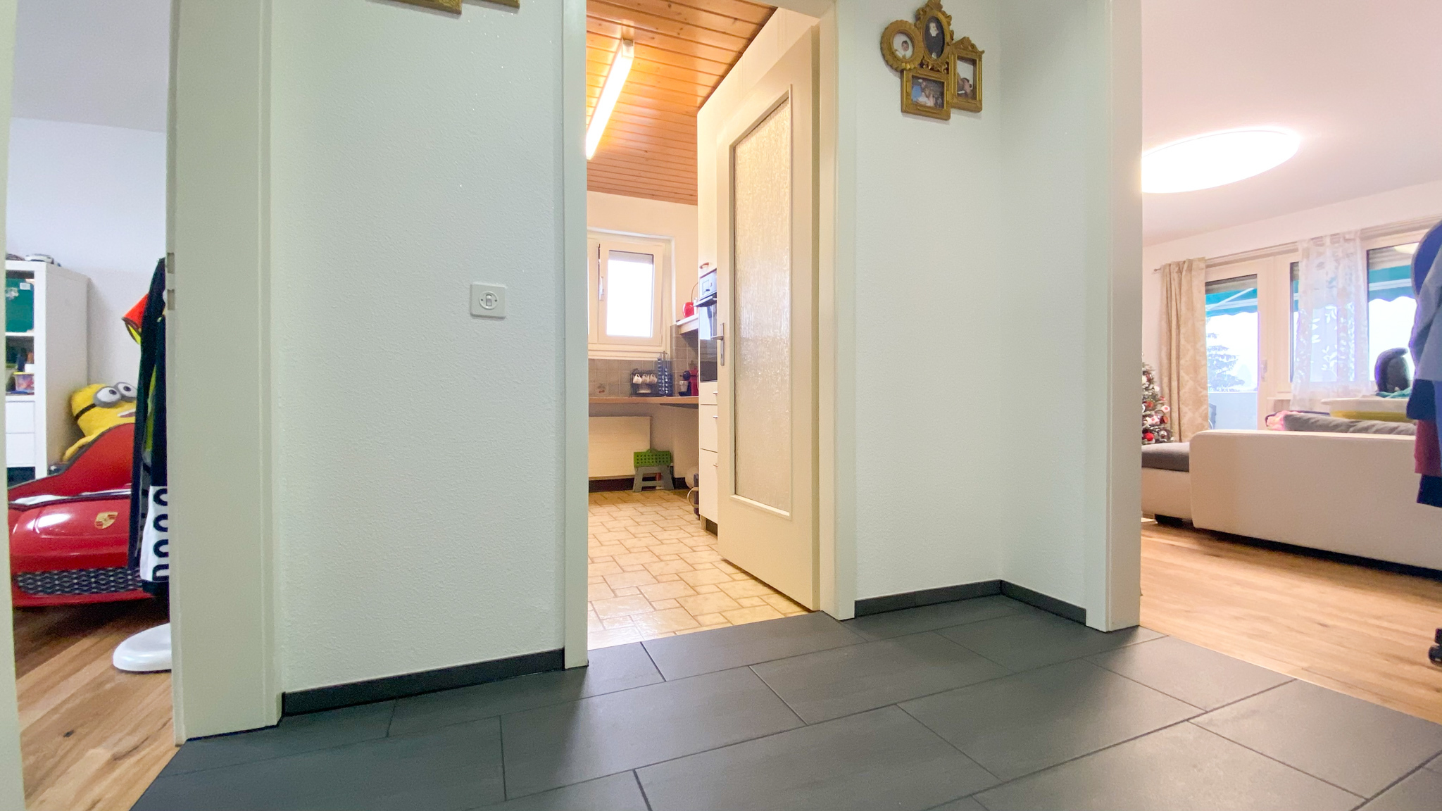 Wohnbereich mit Blick in Küche und Wohnzimmer