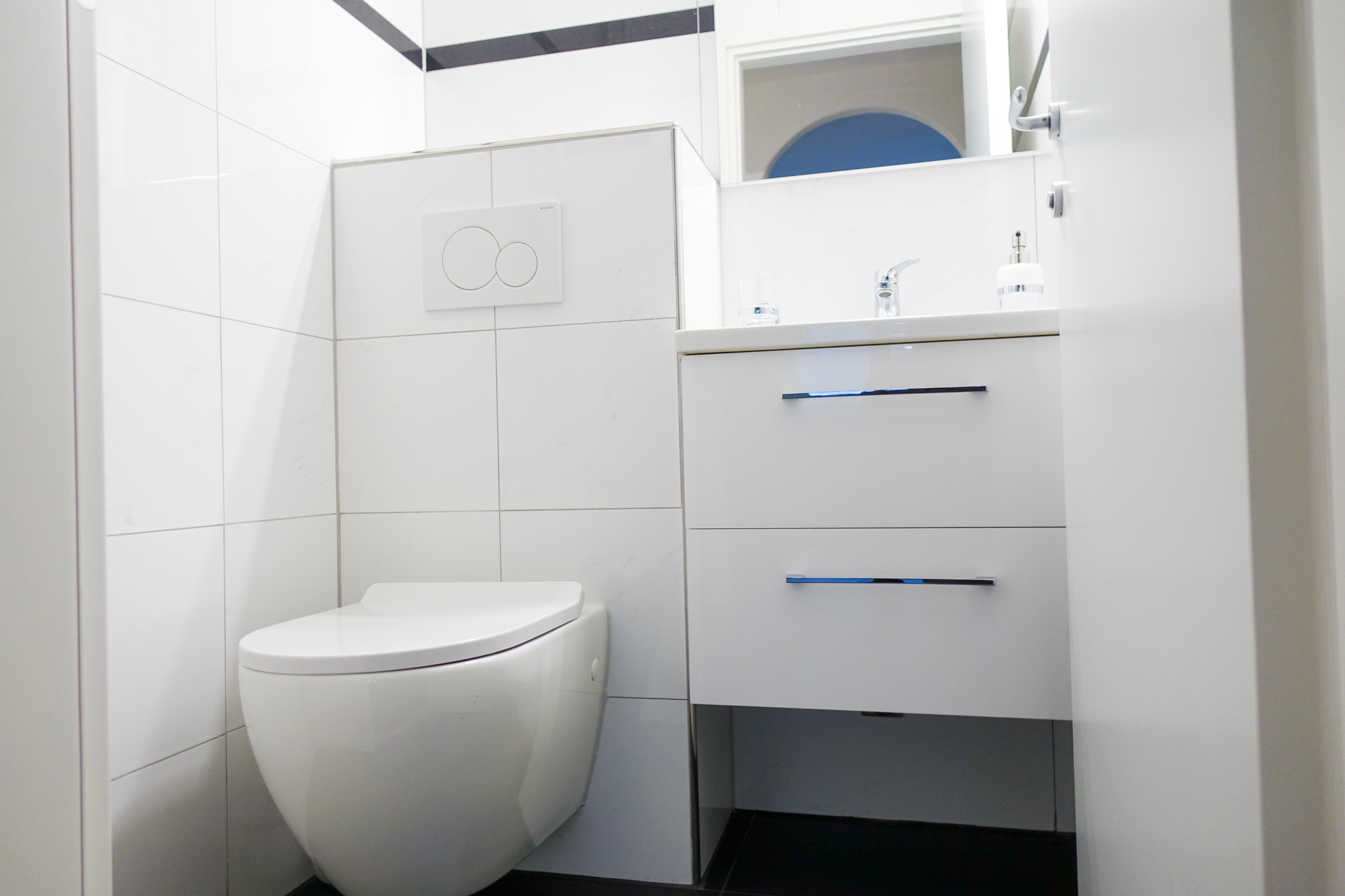 Modernes Gäste-WC mit wandhängendem WC und Waschtisch