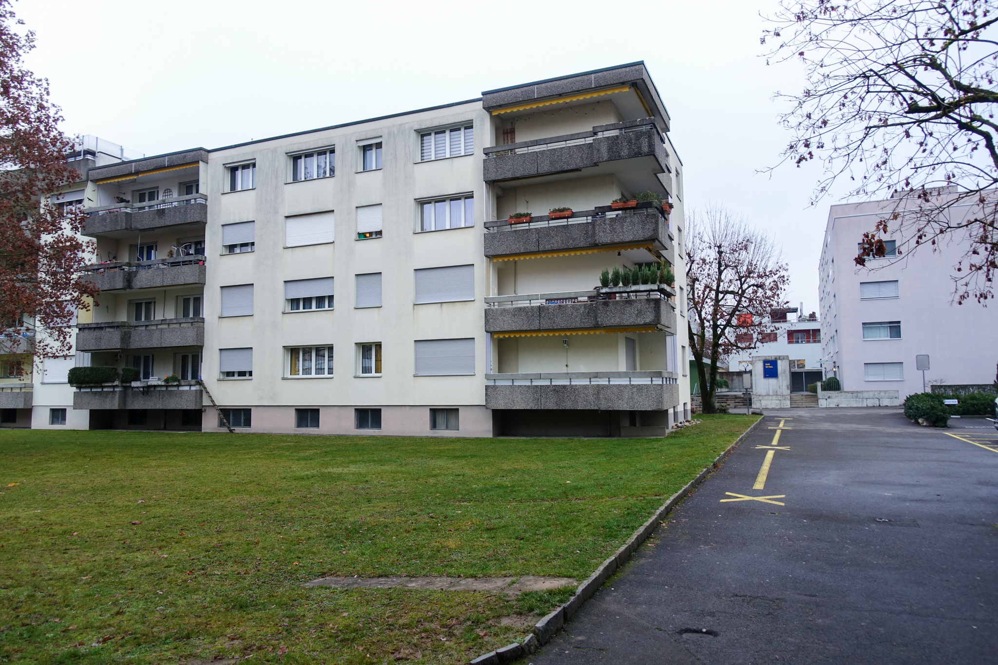 Mehrfamilienhaus mit Balkonen