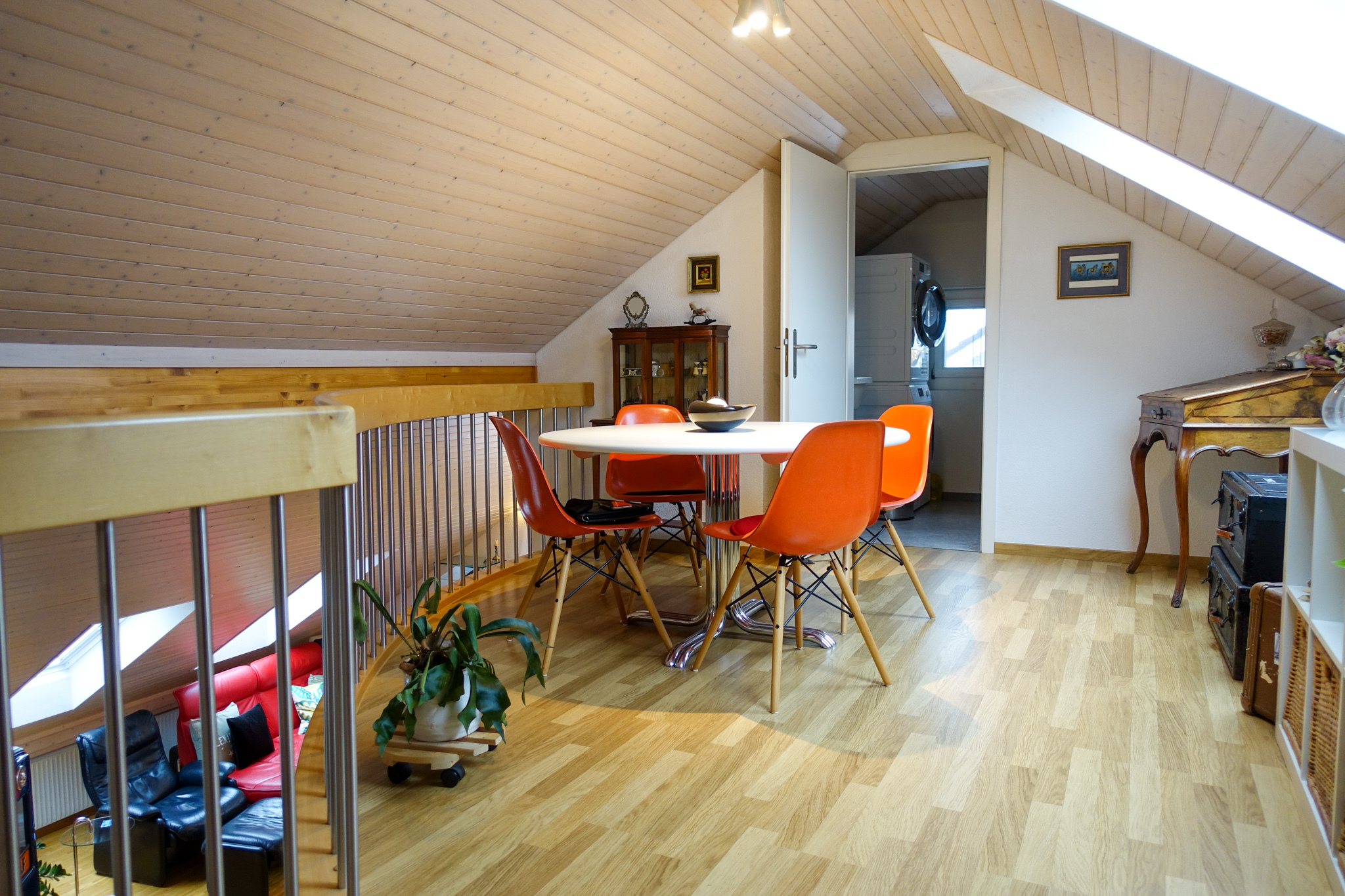Dachgeschoss mit Essecke und Galerie