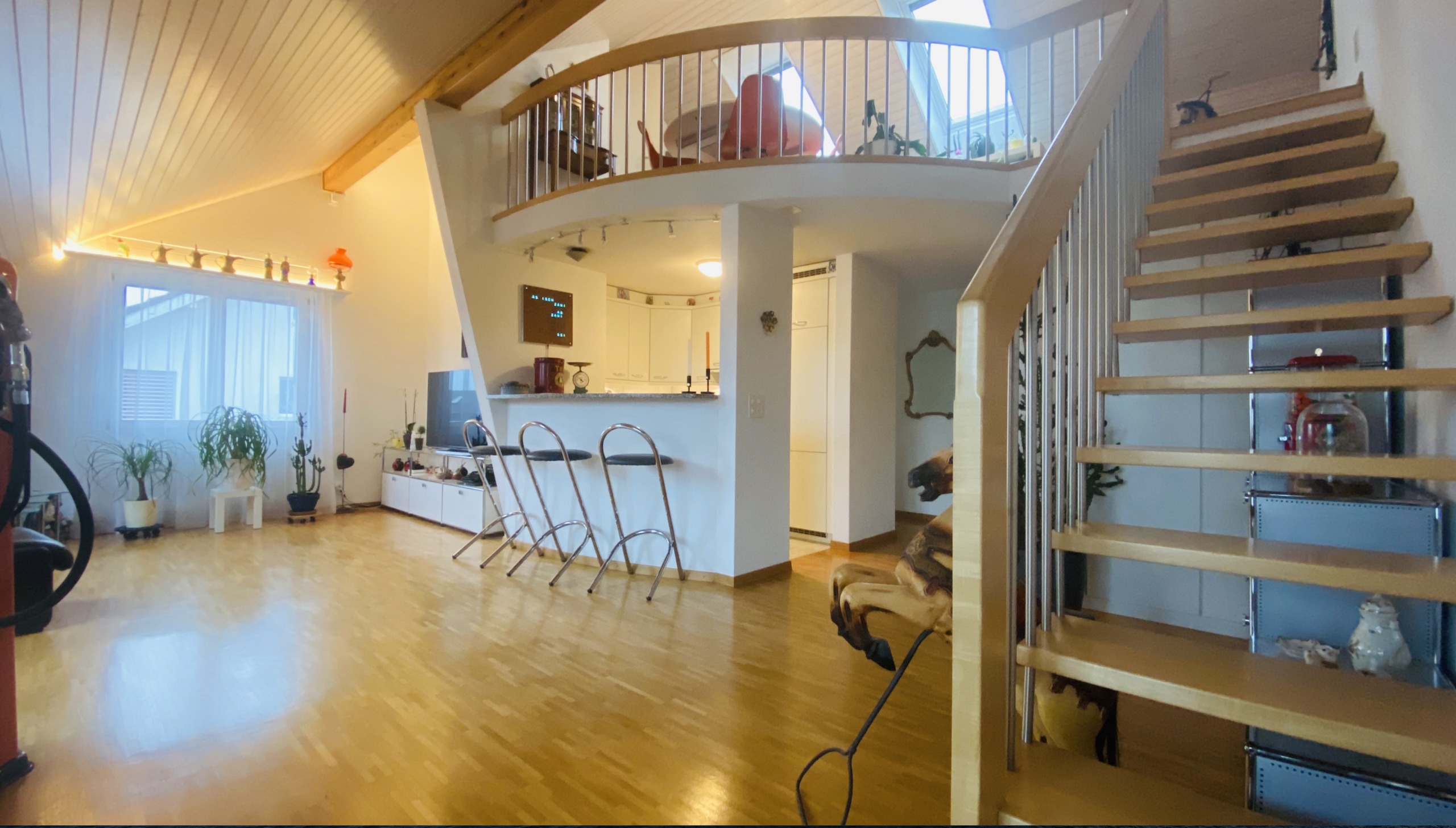 Offener Wohnbereich mit Galerie und Treppe