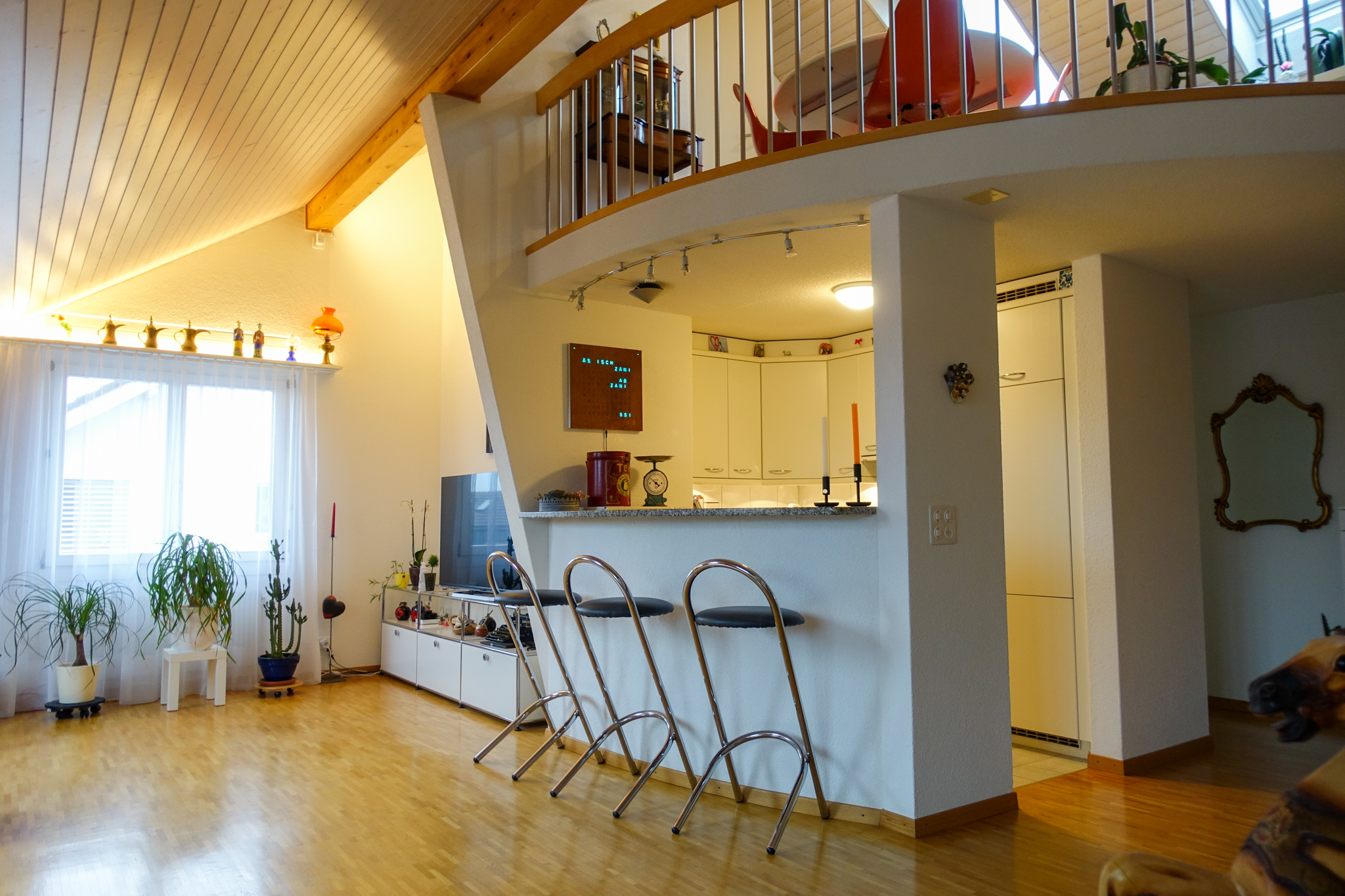 Offener Wohnbereich mit Galerie und integrierter Küche