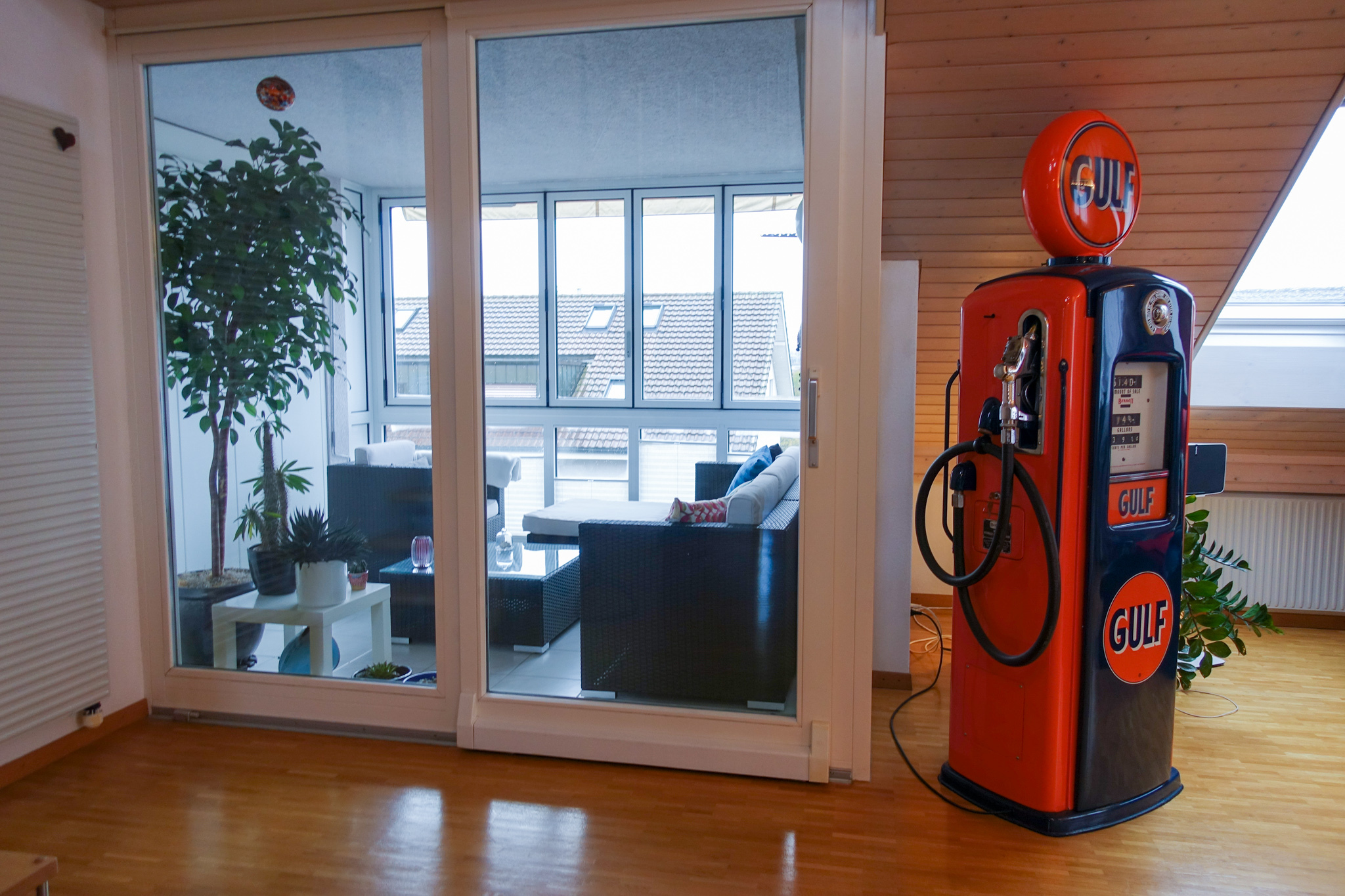 Wohnraum mit Glasfront und Retro-Tankstelle