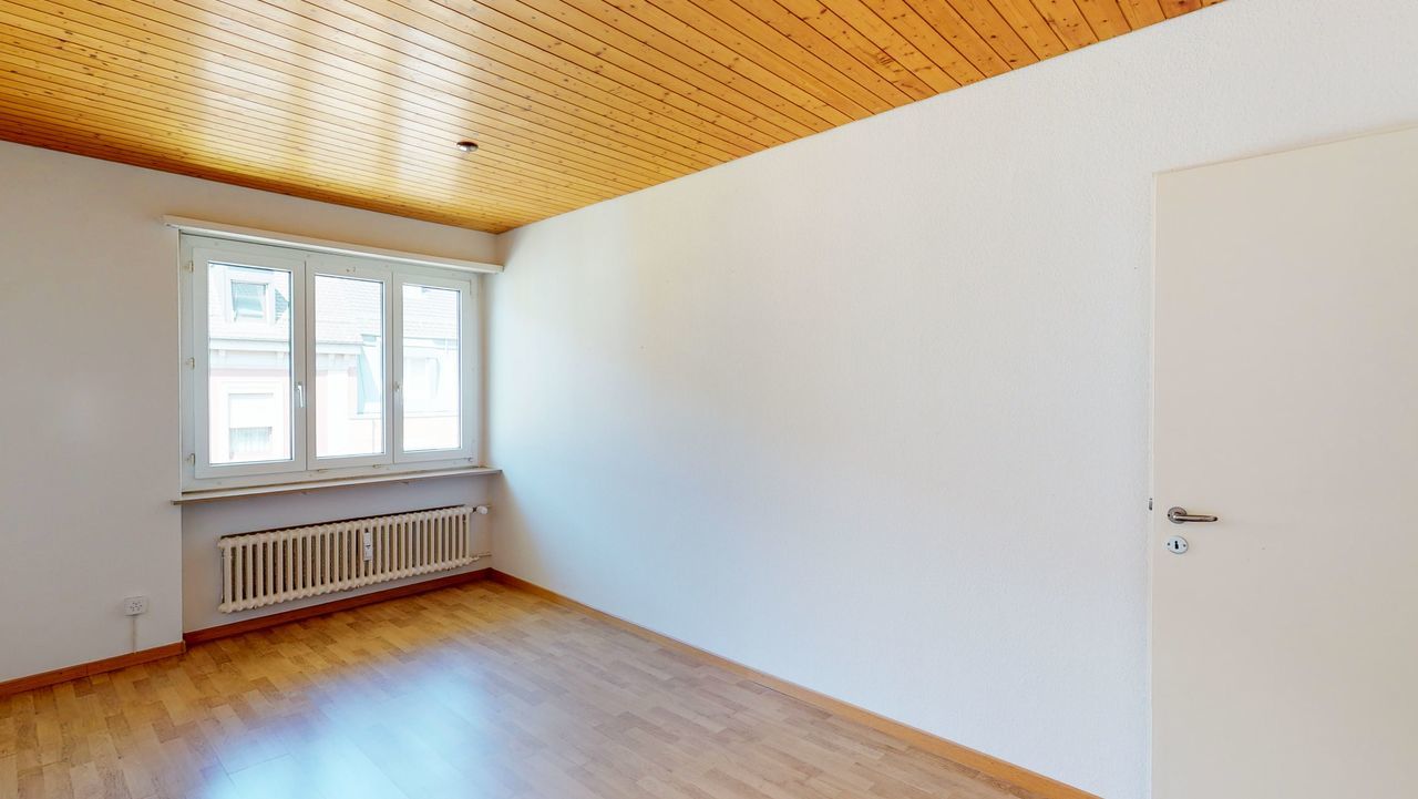 Heller leerer Raum mit Holzdecke