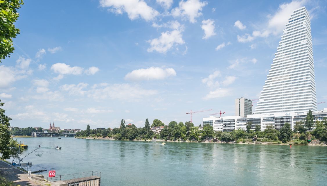 Stadtblick am Flussufer mit Hochhaus