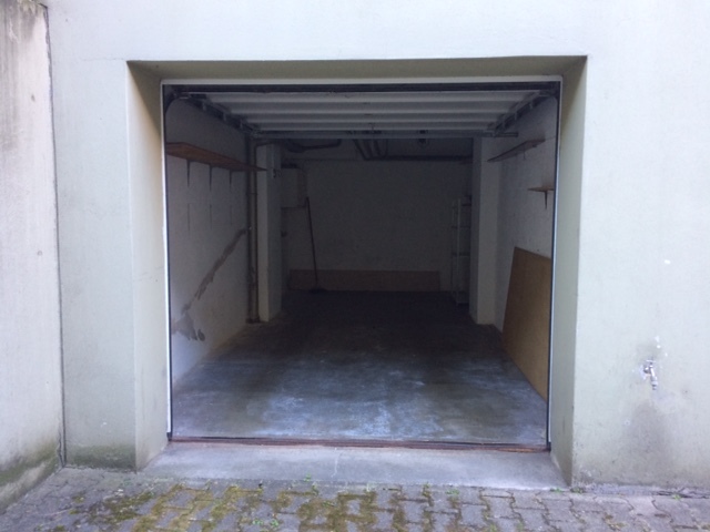Garage mit offenem Eingang