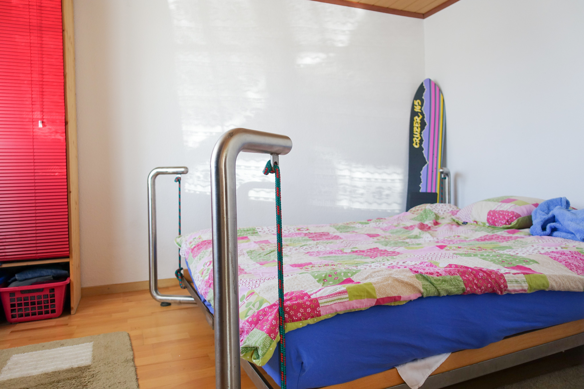 Jugendliches Schlafzimmer mit Metallbett
