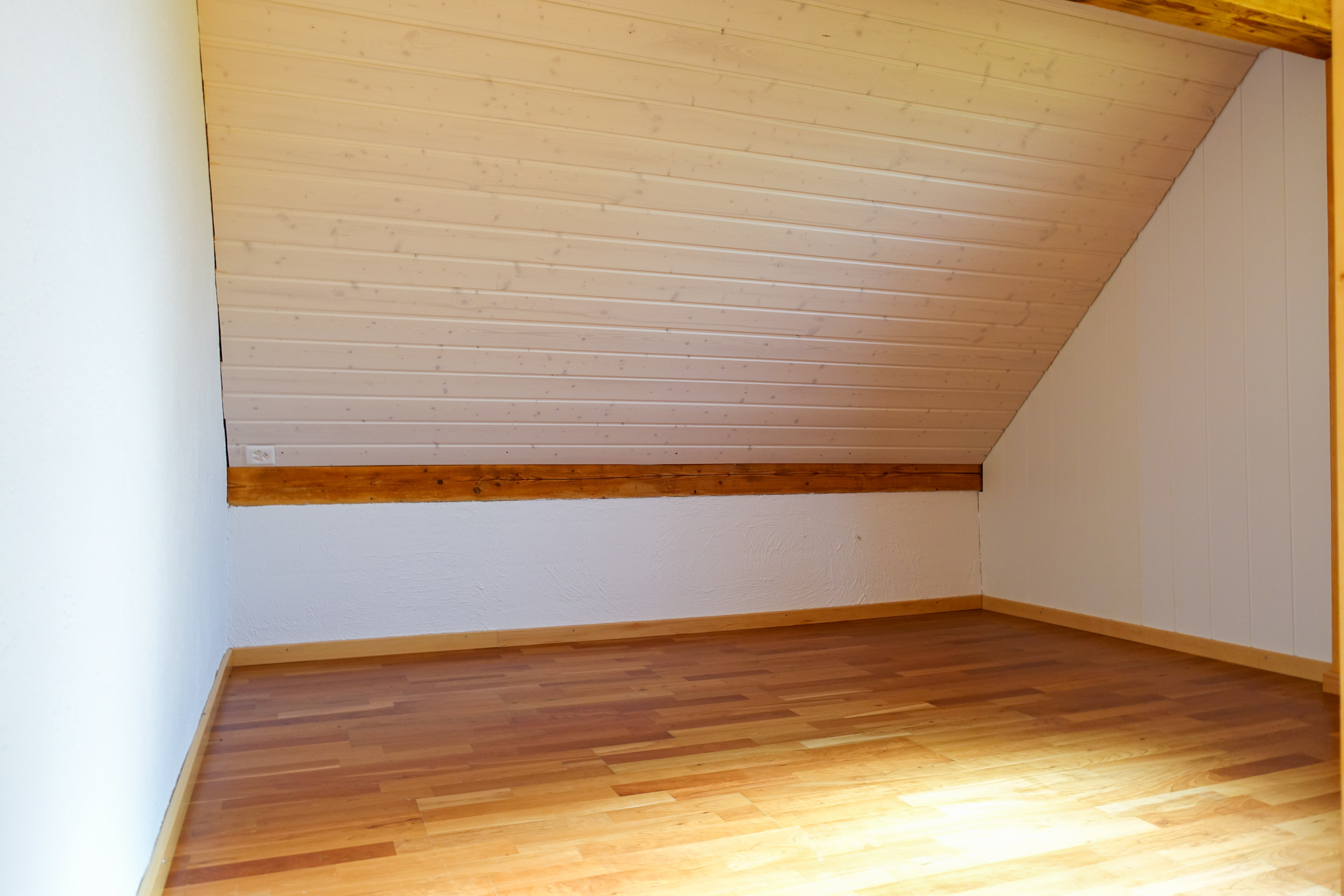 Dachgeschosszimmer mit Holztäfelung