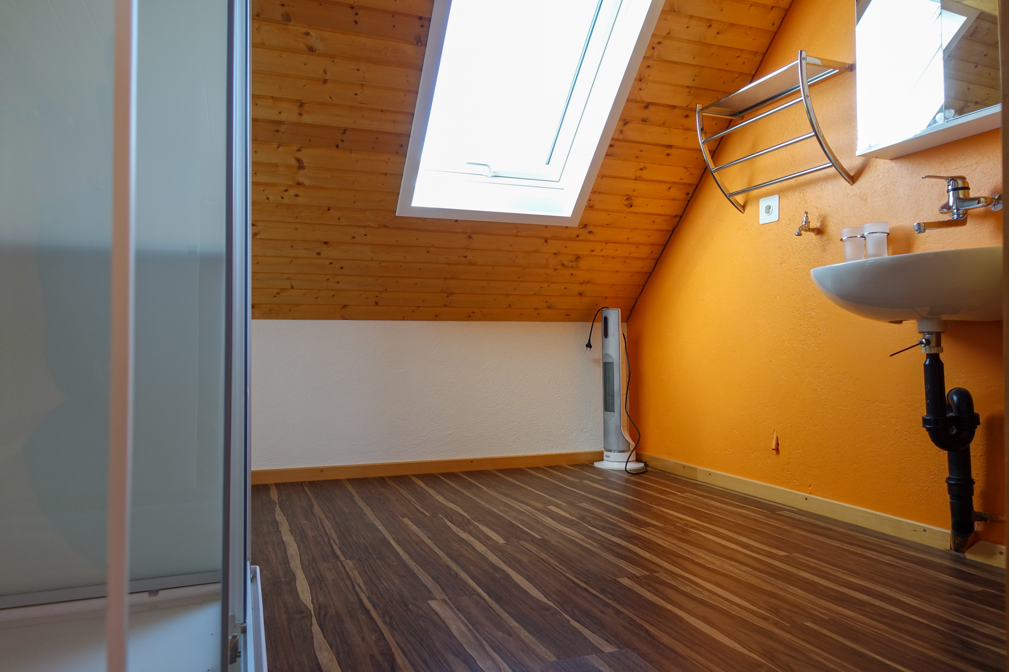 Dachgeschoss-Badezimmer mit Dachfenster