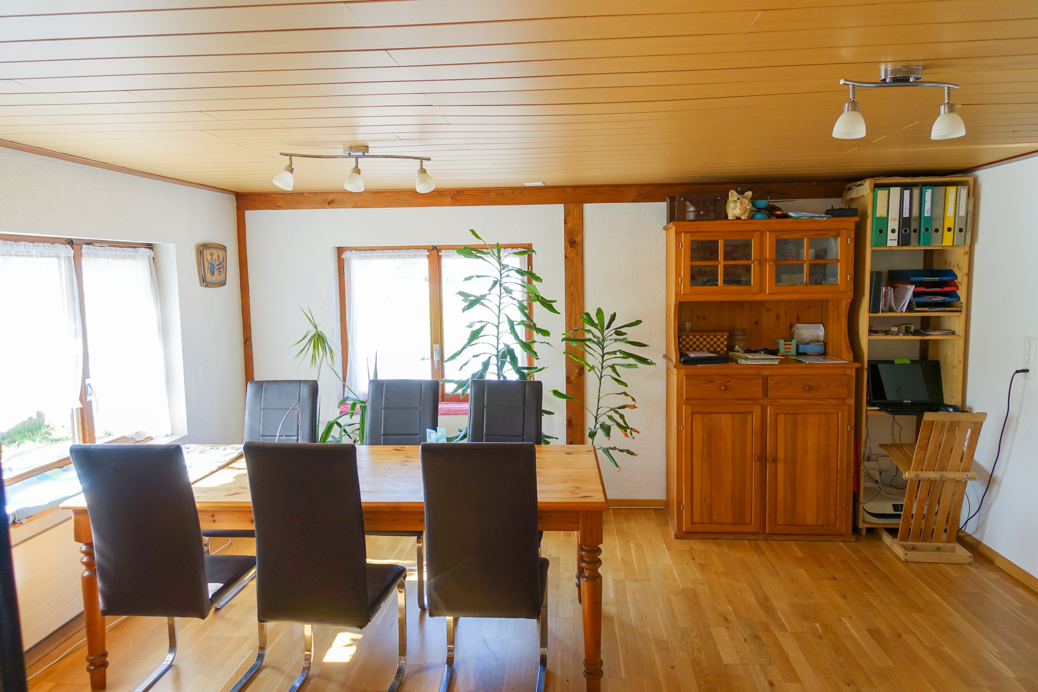 Heller Essbereich mit Holzmöbeln