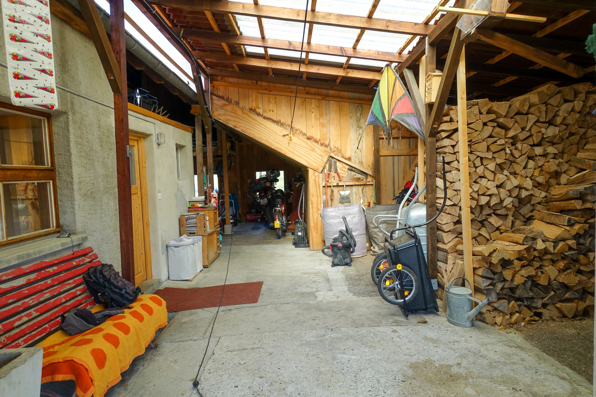 Großer Werk- und Abstellbereich mit Holzlager