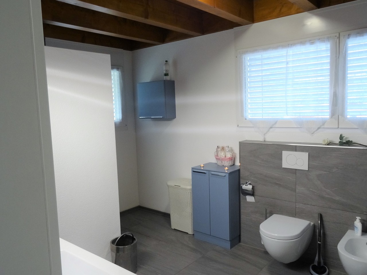 Modernes Badezimmer mit WC und Waschtisch