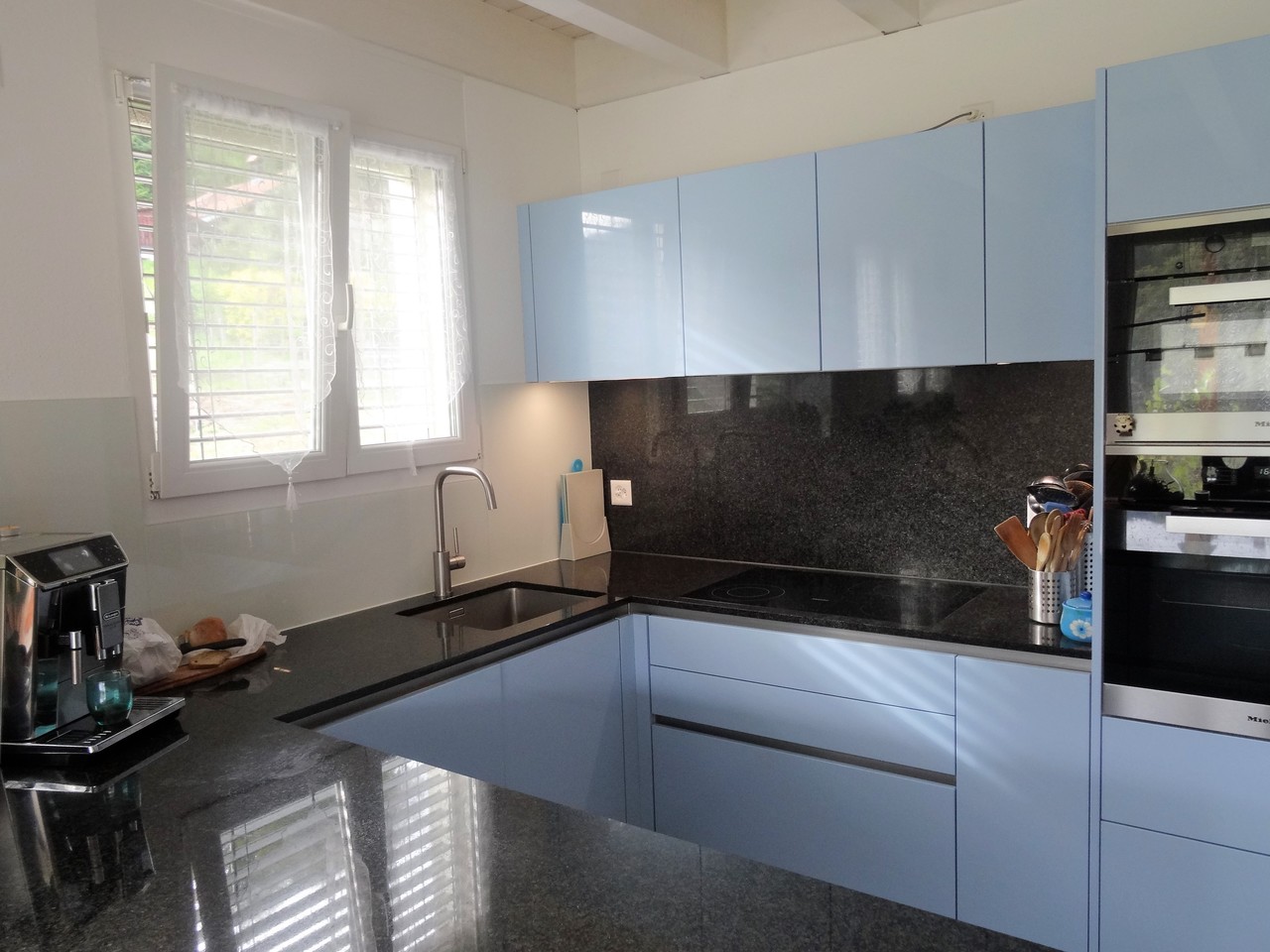 Moderne Einbauküche mit hellblauen Fronten
