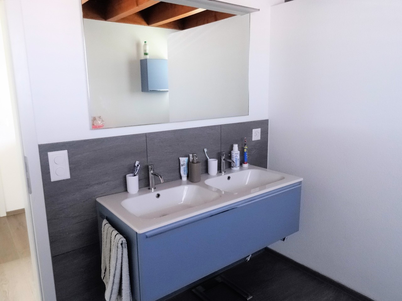 Modernes Badezimmer mit Doppelwaschtisch