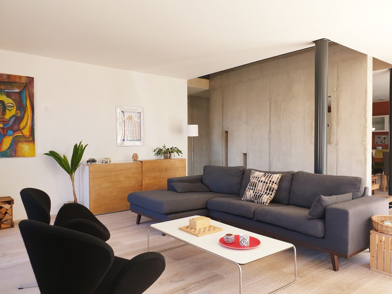 Modernes Wohnzimmer mit Sichtbetonwand