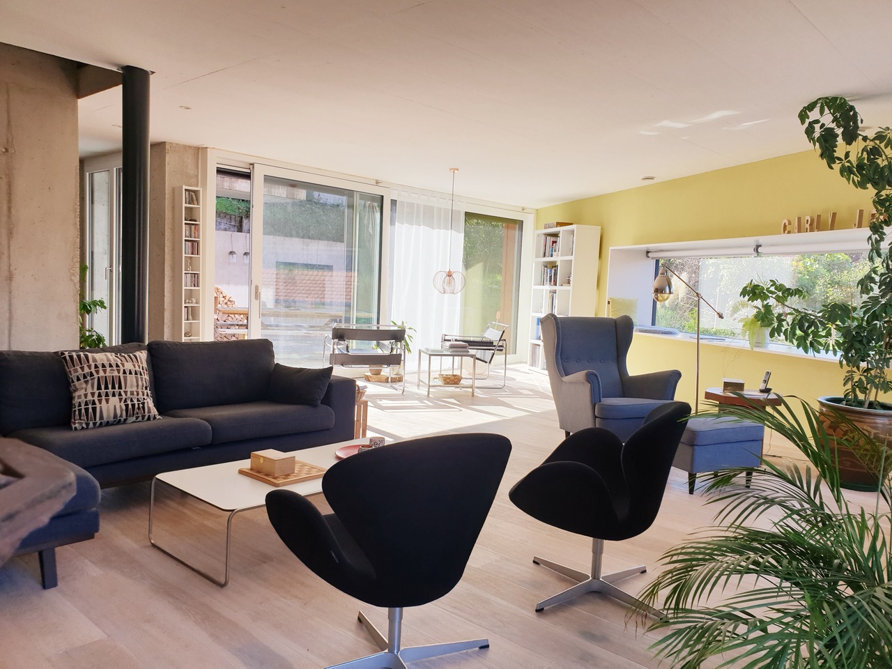 Helles Wohnzimmer mit großen Glasflächen