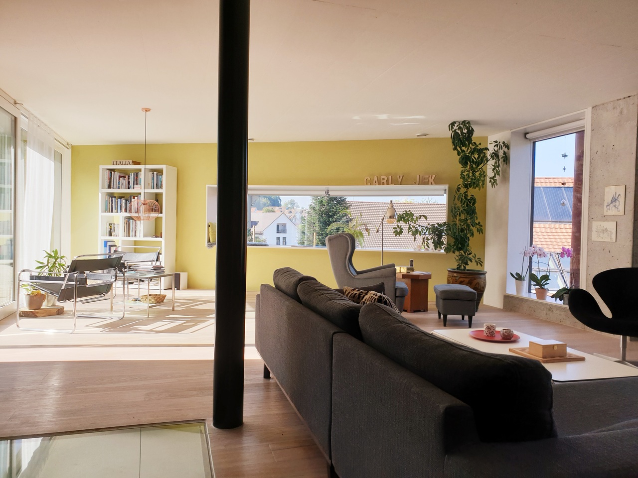 Heller Wohnraum mit großen Fenstern