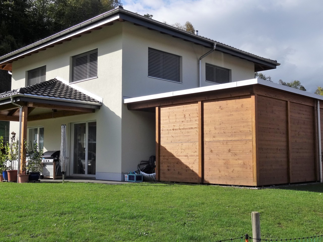 Modernes Einfamilienhaus mit Garten