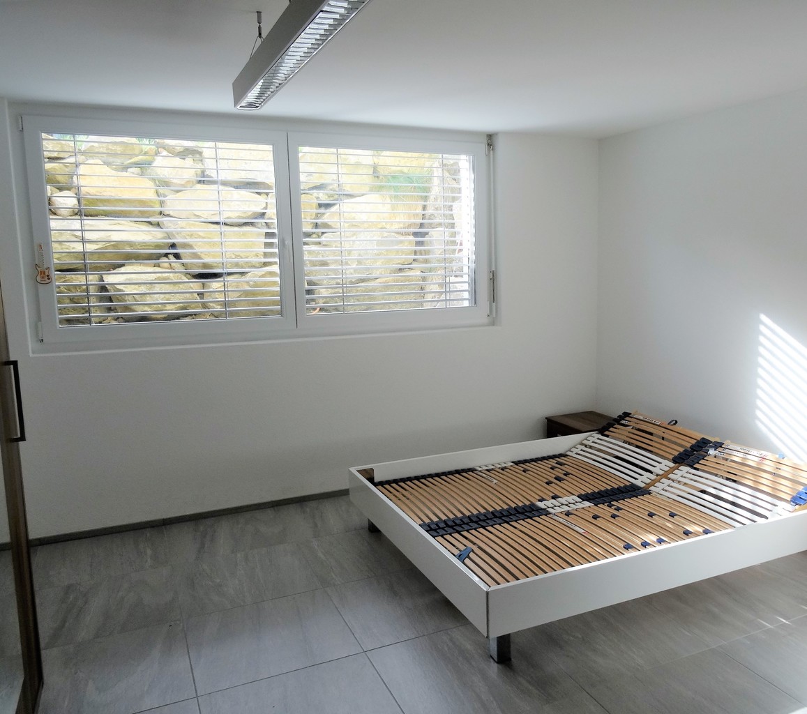 Helles Schlafzimmer mit schlichter Ausstattung