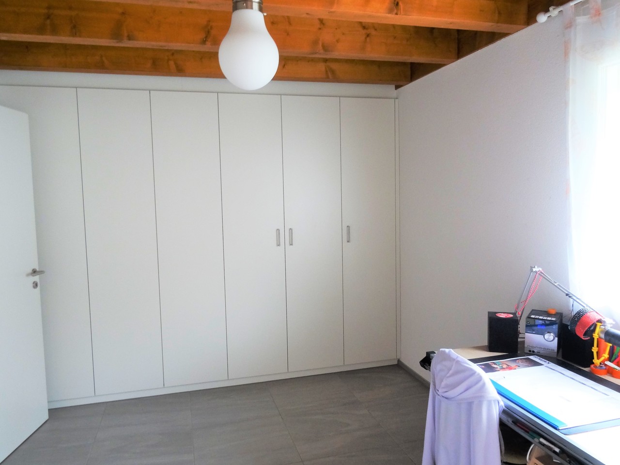 Helles Schlafzimmer mit Einbauschrank