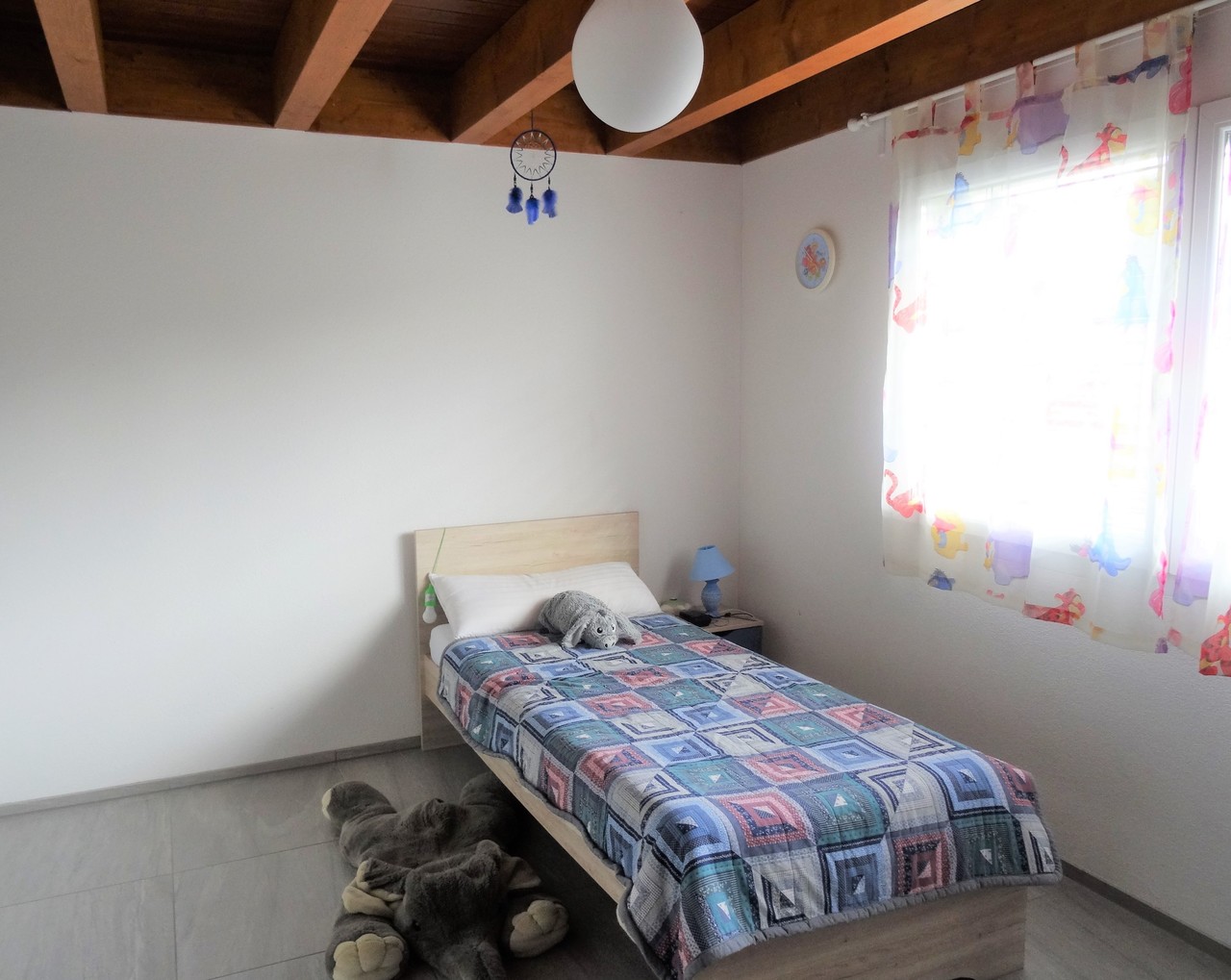 Kinderzimmer mit Einzelbett und Tageslicht