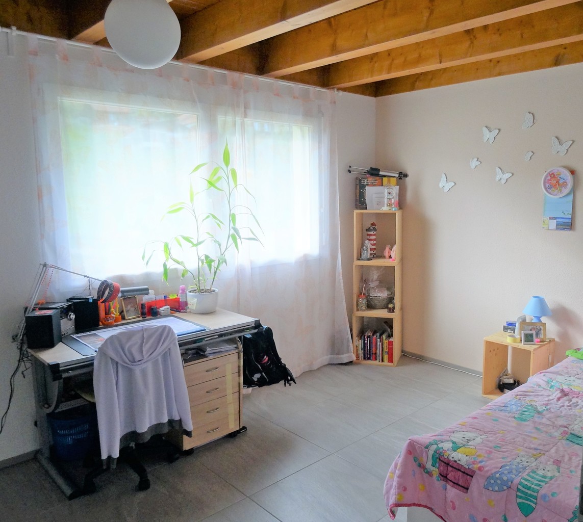 Helles Schlafzimmer mit Arbeitsbereich